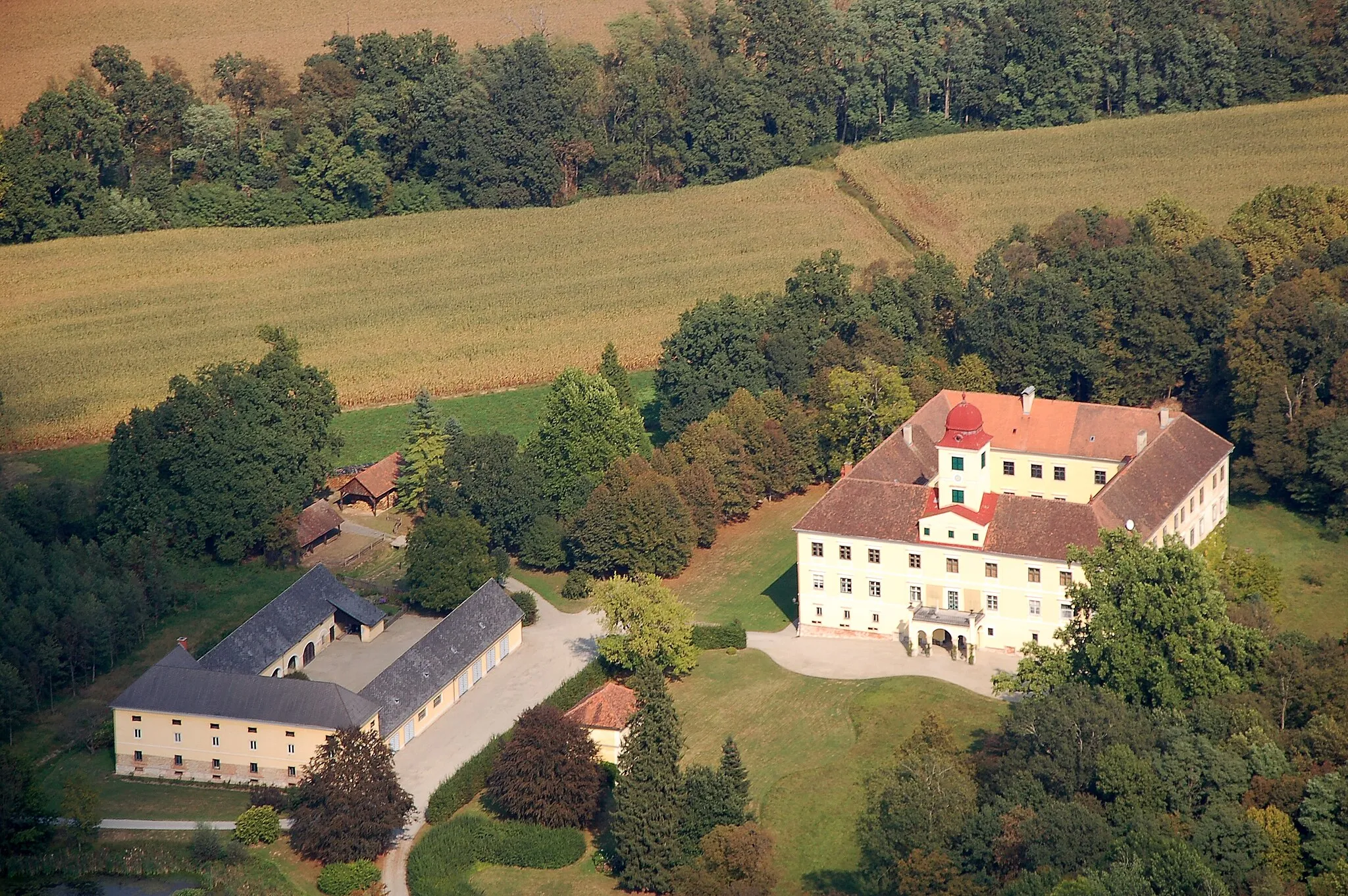 Photo showing: Schloss Brunnsee mit Wirtschaftsgebäude