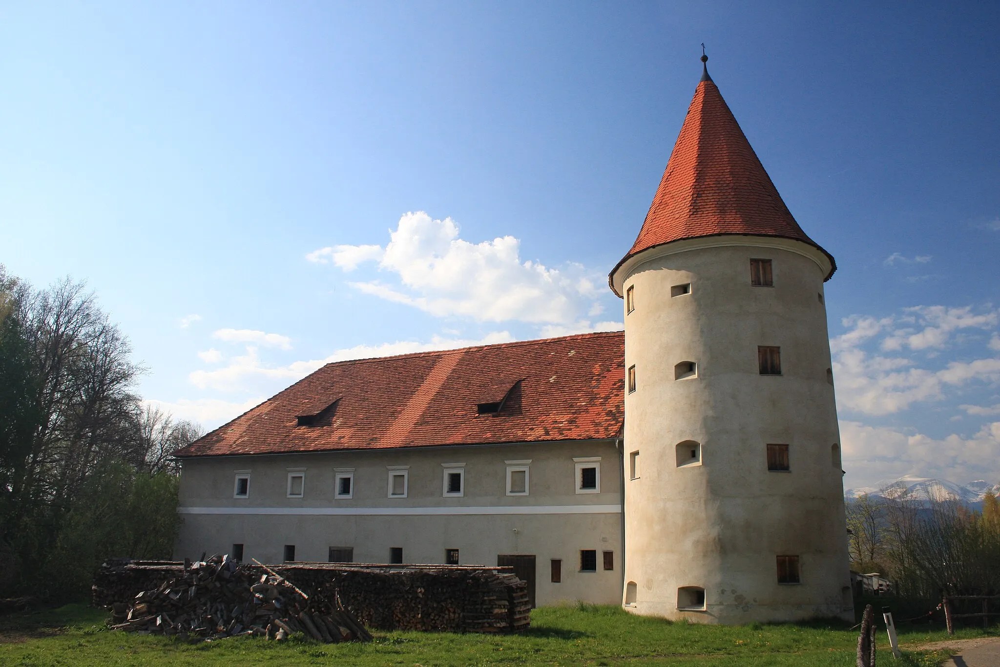 Photo showing: Schloss Thann

This media shows the protected monument with the number 90921 in Austria. (Commons, de, Wikidata)