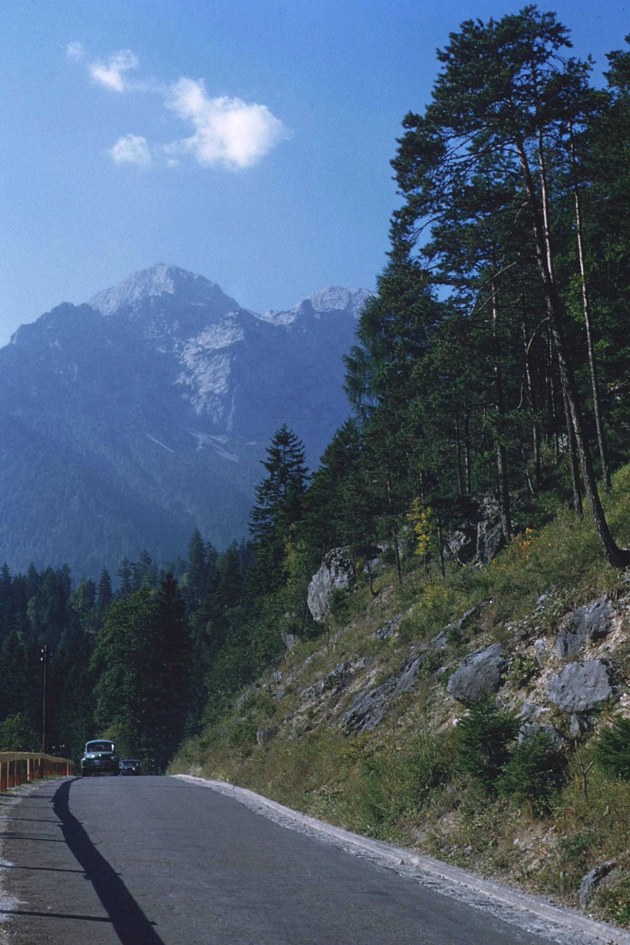 Photo showing: Die de:Gesäuse Straße B 146 (heutige Bezeichnung, damals Ennstal Straße) nahe Gstatterboden im de:Gesäuse im Jahr 1955. Steiermark, Österreich. Großer Buchstein