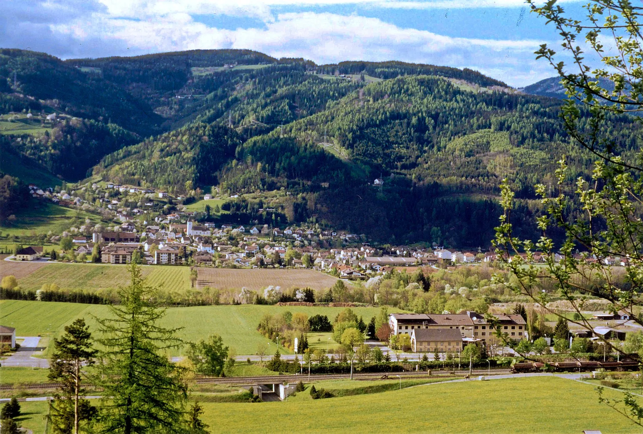 Photo showing: (Most likely a 1998) View of Proleb, a village in the Austrian state of Styria close to Leoben; scanned colour slide.