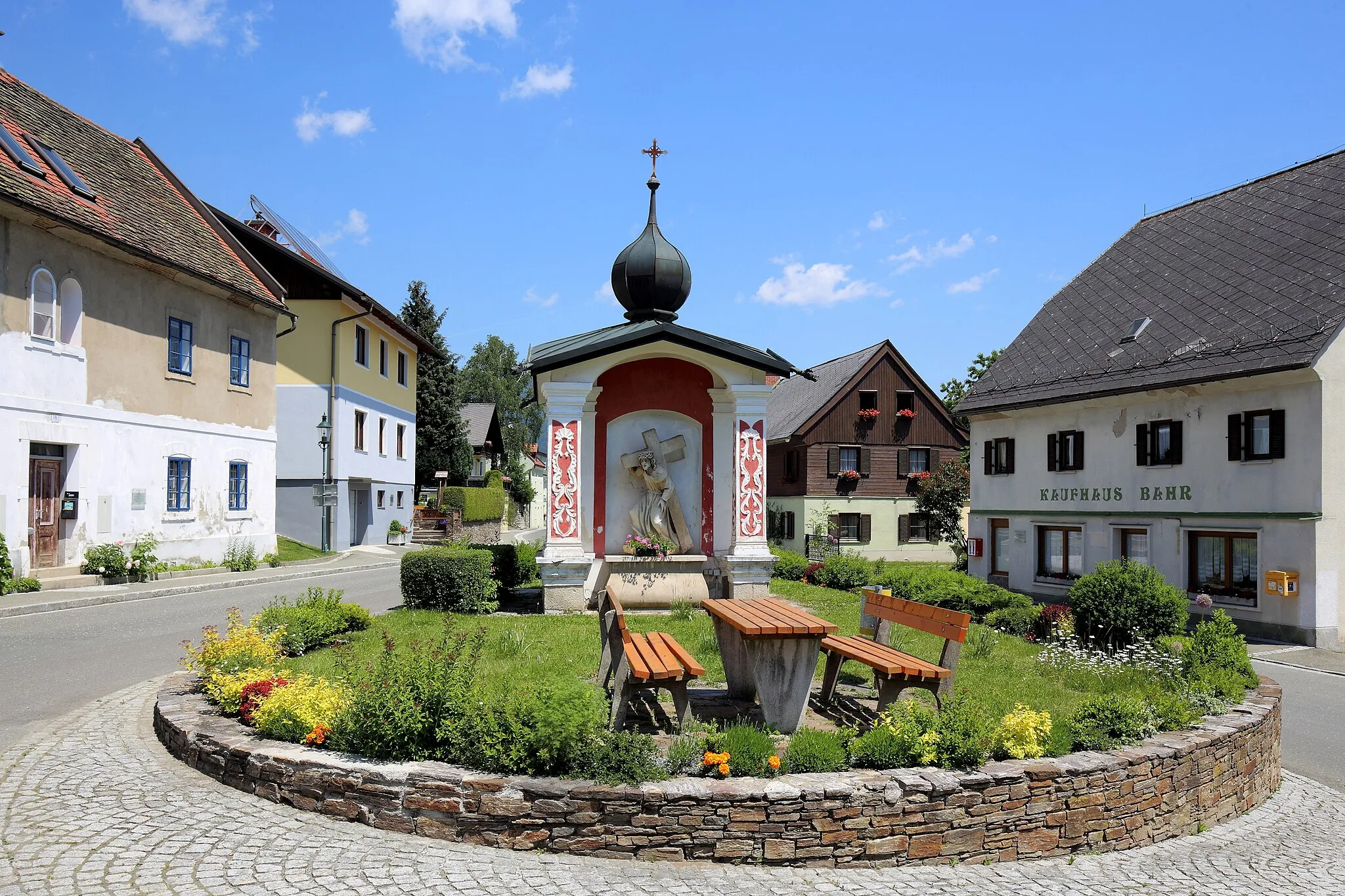 Photo showing: Das Färberkreuz nächst Seckau 36 in der österreichischen Marktgemeinde Seckau im steirischen Bezirk Murtal. Eine Doppelwegkapelle mit Rokokostuck aus dem Jahr 1766. Eine Seite mit der Steinstatue kreuzschleppender Christus und die andere Seite eine Nepomuk-Holzstatue. Ein Werk von Balthasar Prandtstätter aus dem 2. Viertel des 18. Jahrhunderts.