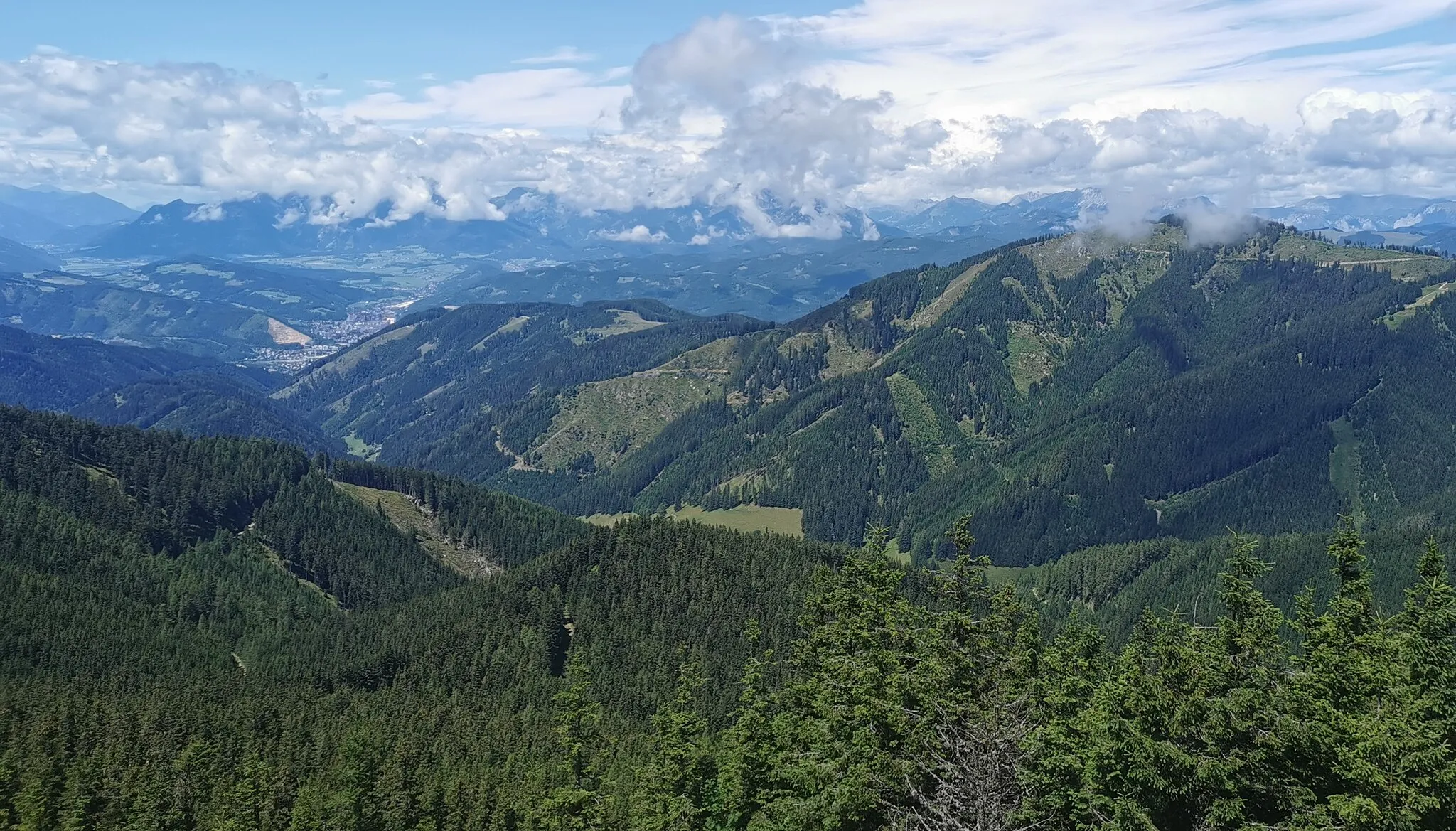 Photo showing: Blick vom Wetterkogel nach Südwesten über den (Kleinen) Gößgraben in Richtung Leoben (li. mittig das Kalkwerk Leoben). Rechts die Mugel. Hochalpe (Gleinalpe), Steiermark.