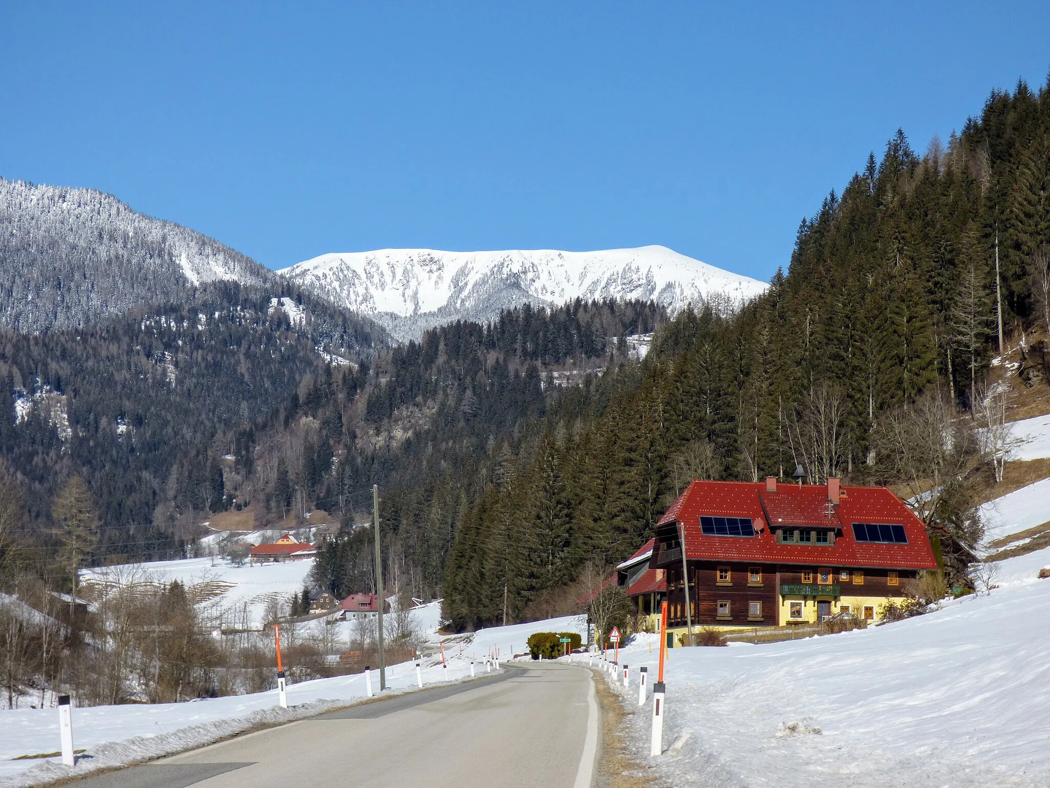 Photo showing: Wöbring, Gemeinde Metnitz (Kärnten)
rechts im Vordergrund Haus Wöbring Nr. 26 (vulgo Fritz)