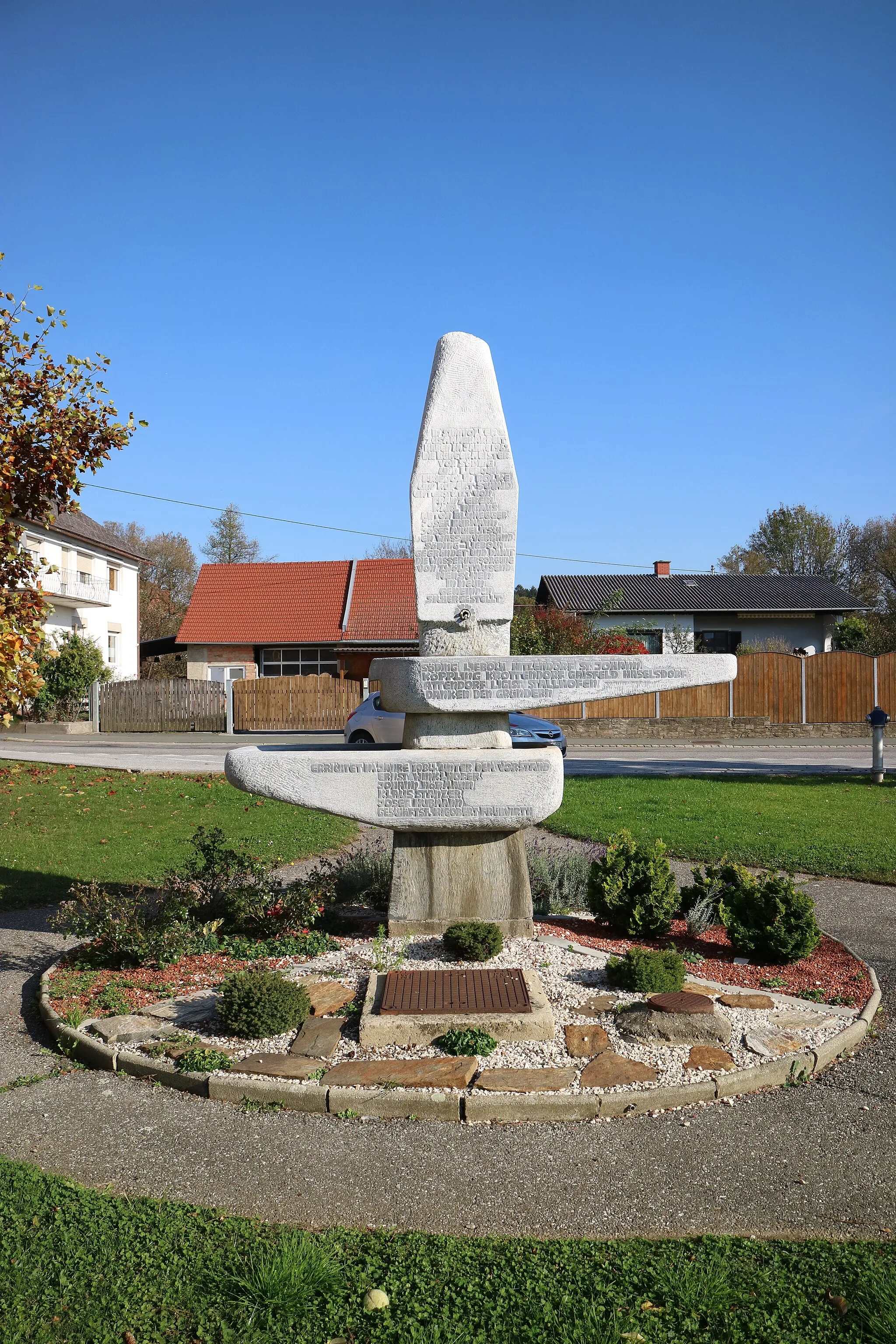 Photo showing: Dorfbrunnen von Alfred Schlosser (1984), Gemeinde Söding-St. Johann (Steiermark)