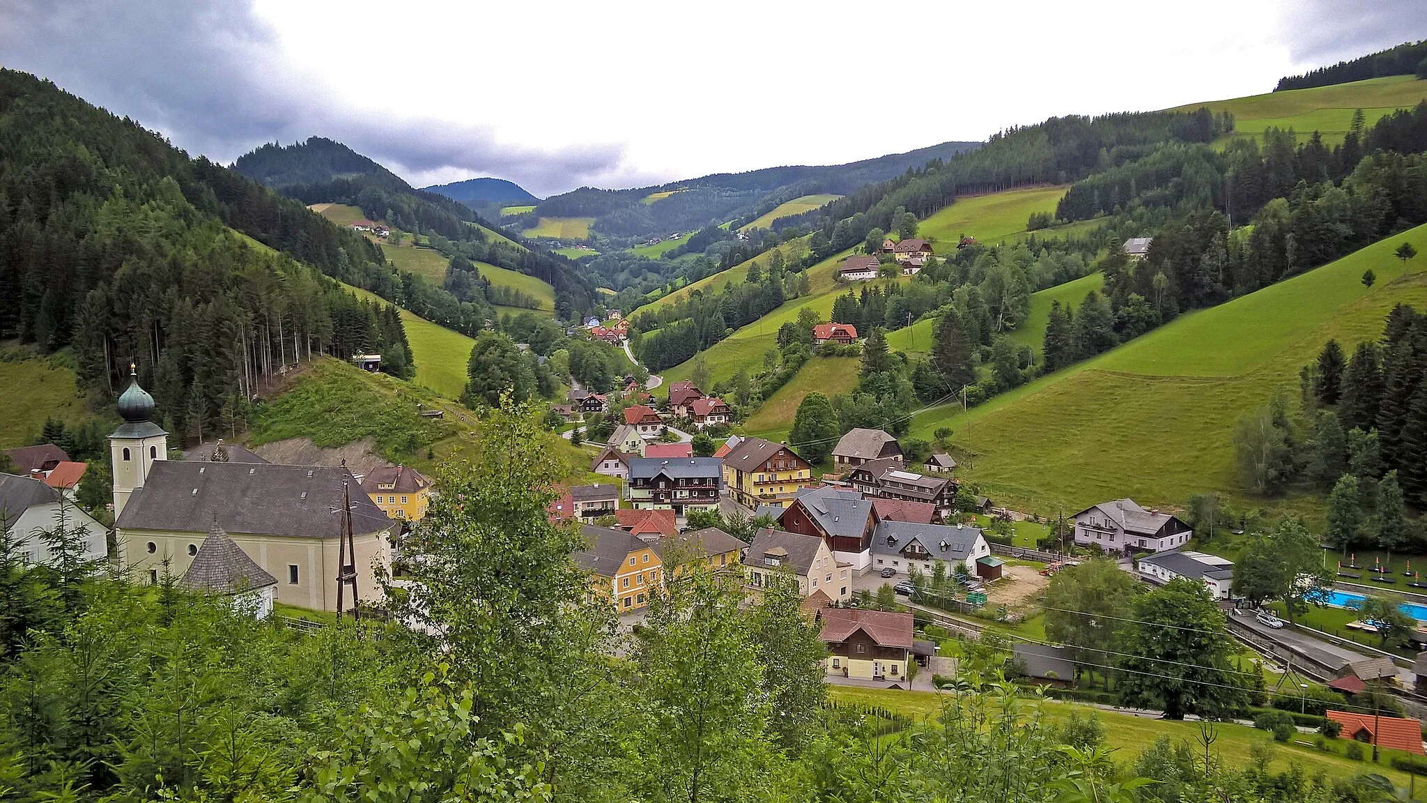 Photo showing: Der Ort Gasen von der Pfarrwiese aus gesehen Richtung Strasseggsattel im Sommer 2015.