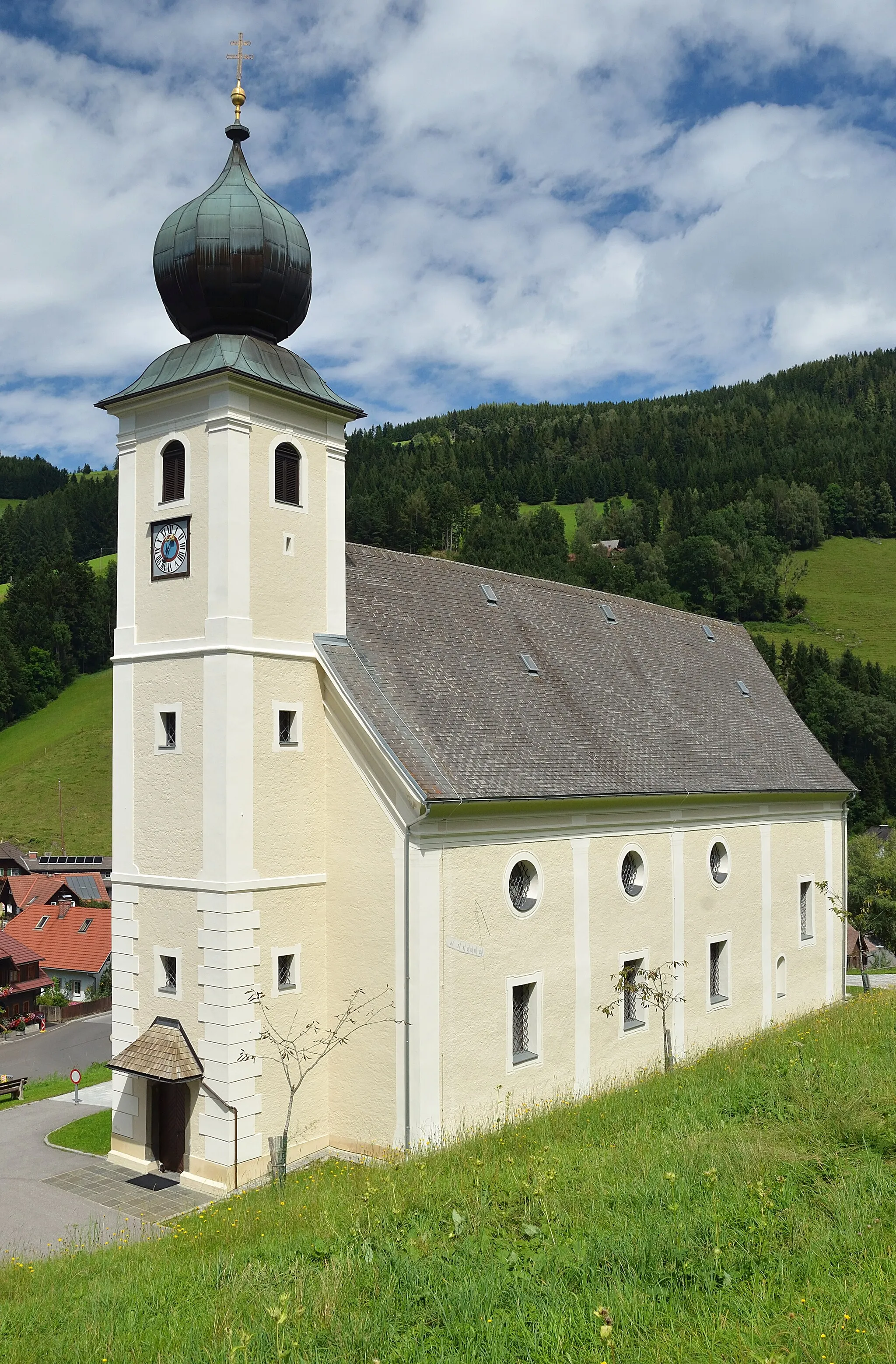 Photo showing: Parish church St. Oswald and former cemetery surrounding the church at Gasen, Styria.