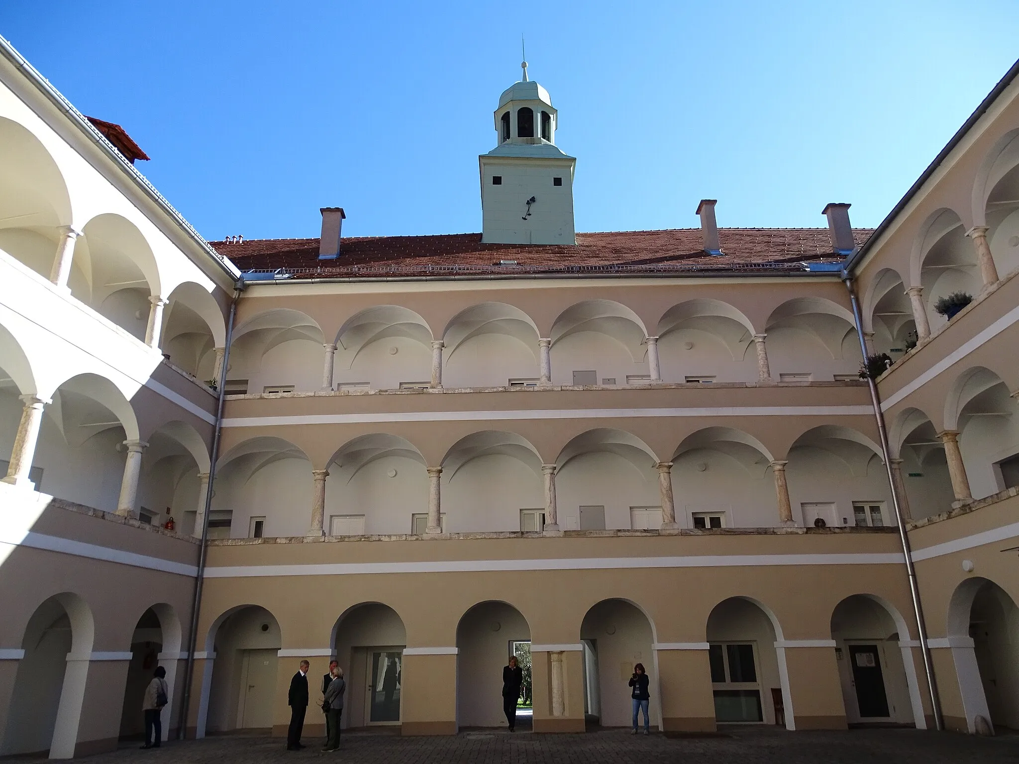 Photo showing: Die Arkaden im Innenhof des Schlosses Lankowitz in Maria Lankowitz