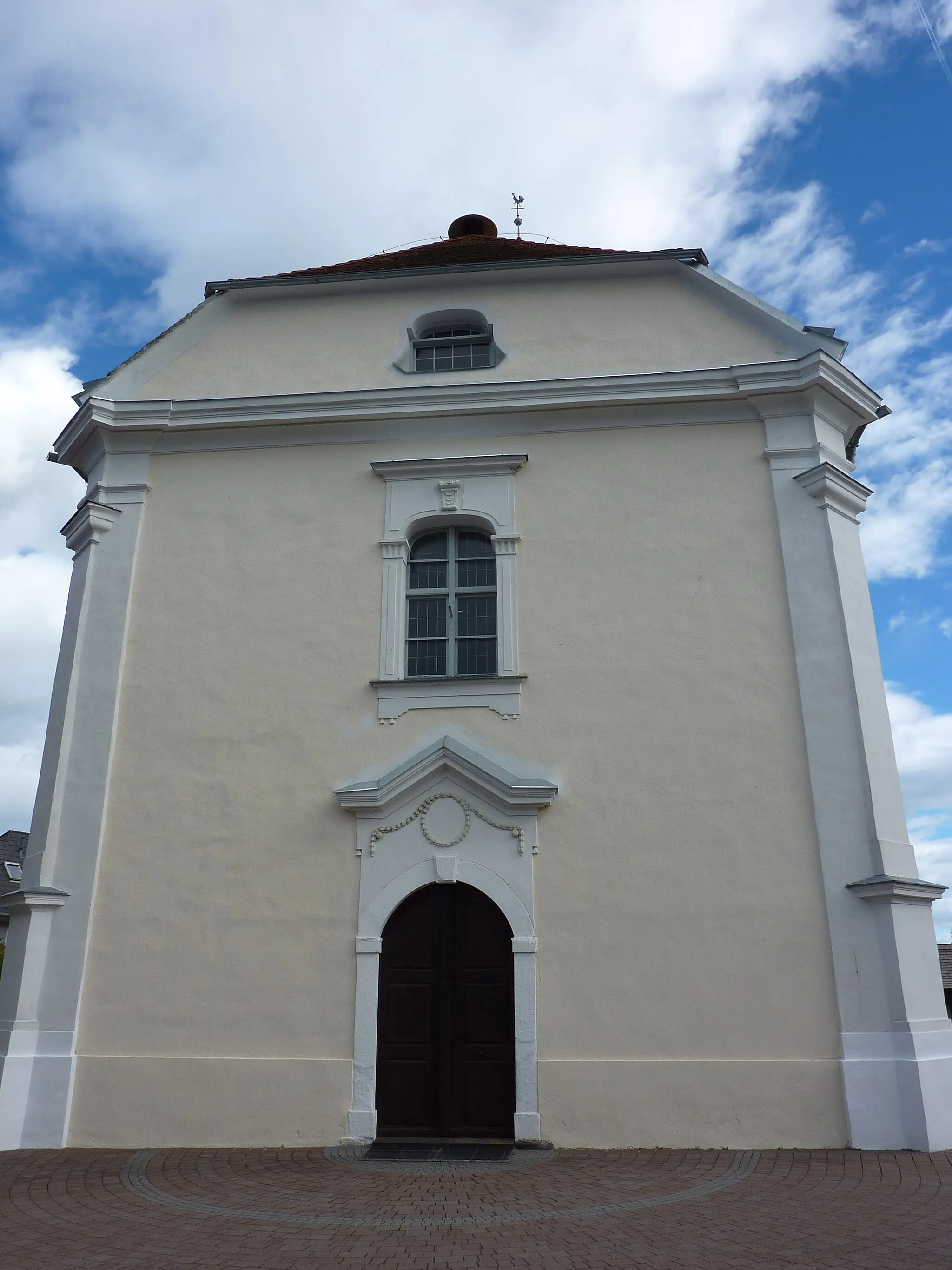 Photo showing: Pfarrkirche hl. Laurentius, Edelschrott, Steiermark - Westfassade

This media shows the protected monument with the number 56557 in Austria. (Commons, de, Wikidata)
