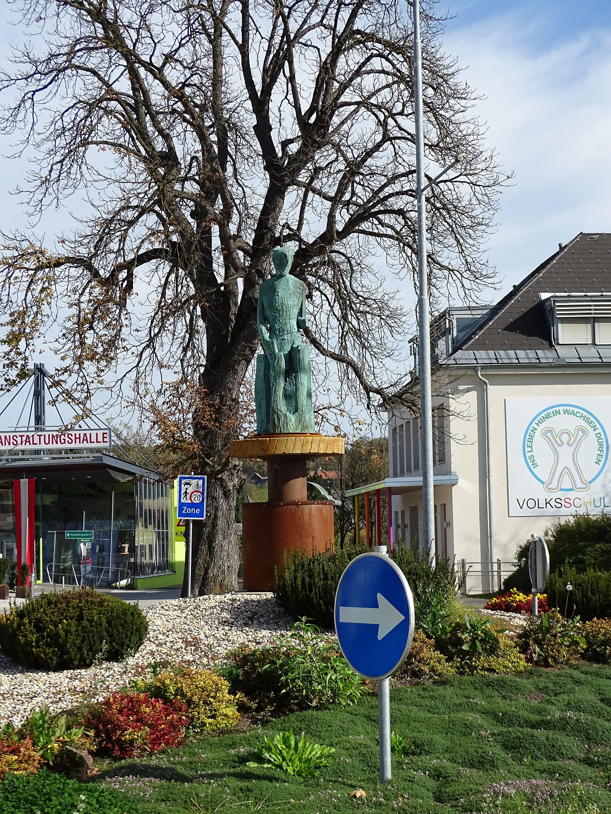 Photo showing: The figure "Liubócha", made by Gerald Brettschuh, in a roundabout in Lieboch