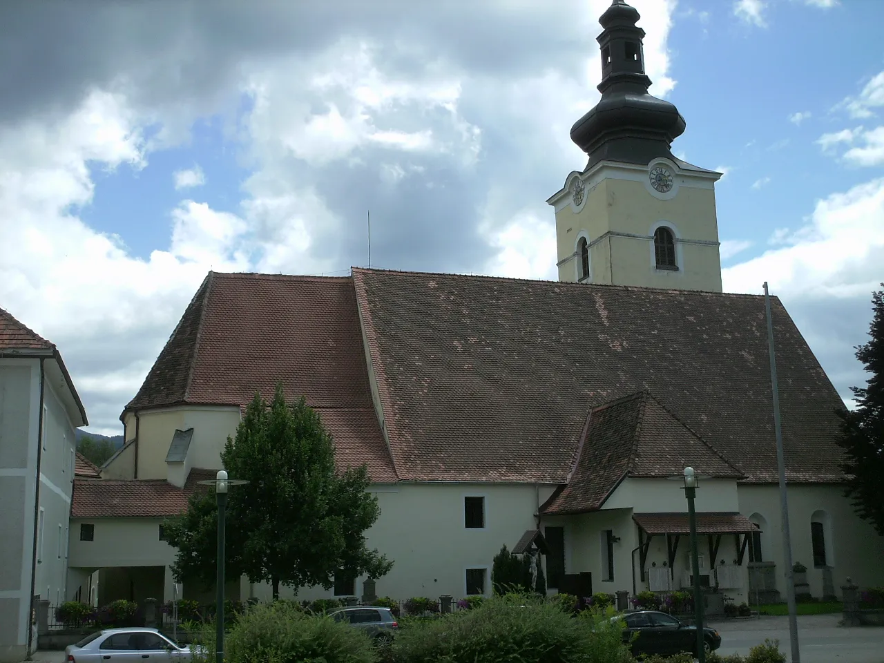 Photo showing: Kath. Pfarrkirche des Hl. Laurentius mit ehem. Friedhof und Kriegerdenkmal in St.Lorenzen/M.
