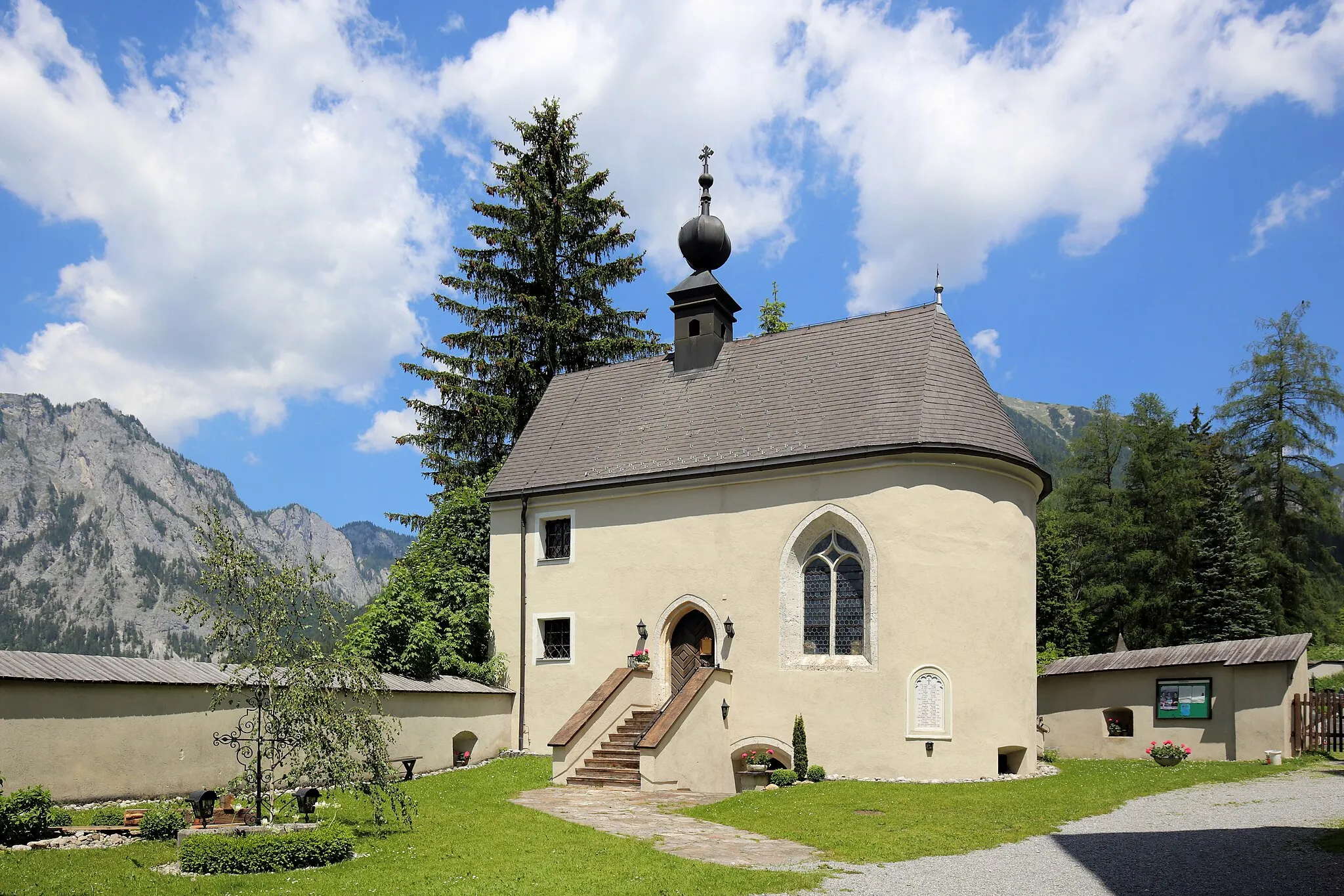 Photo showing: Südansicht der Antoniuskapelle in Oberort, ein Ortsteil der österreichischen Gemeinde Tragöß-Sankt Katharein im steirischen Bezirk Bruck-Mürzzuschlag. Ein spätgotischer Bau, datiert 1518 und 1524, der auf den Grundmauern eines romanischen Karners errichtet wurde. Ende das 17. Jahrhunderts wurde die Kapelle um ein Joch Richtung Kirchhofmauer erweitert.