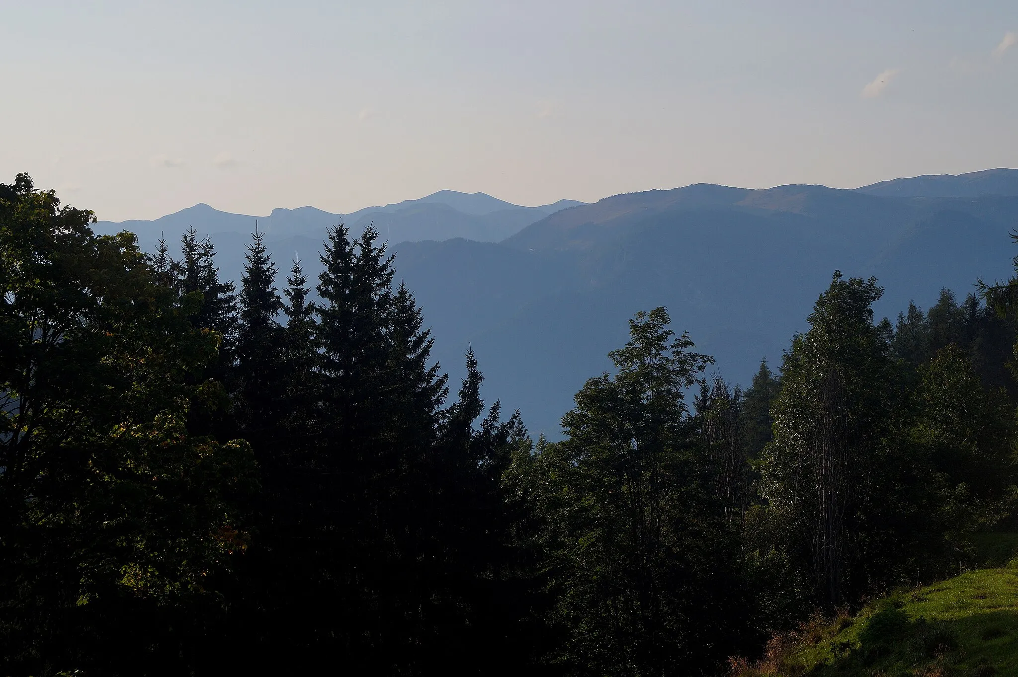 Photo showing: Pogusch, am Bründlweg. Beim Herrbauer. Blick zum Hochschwab. Turnau, Steiermark, Österreich