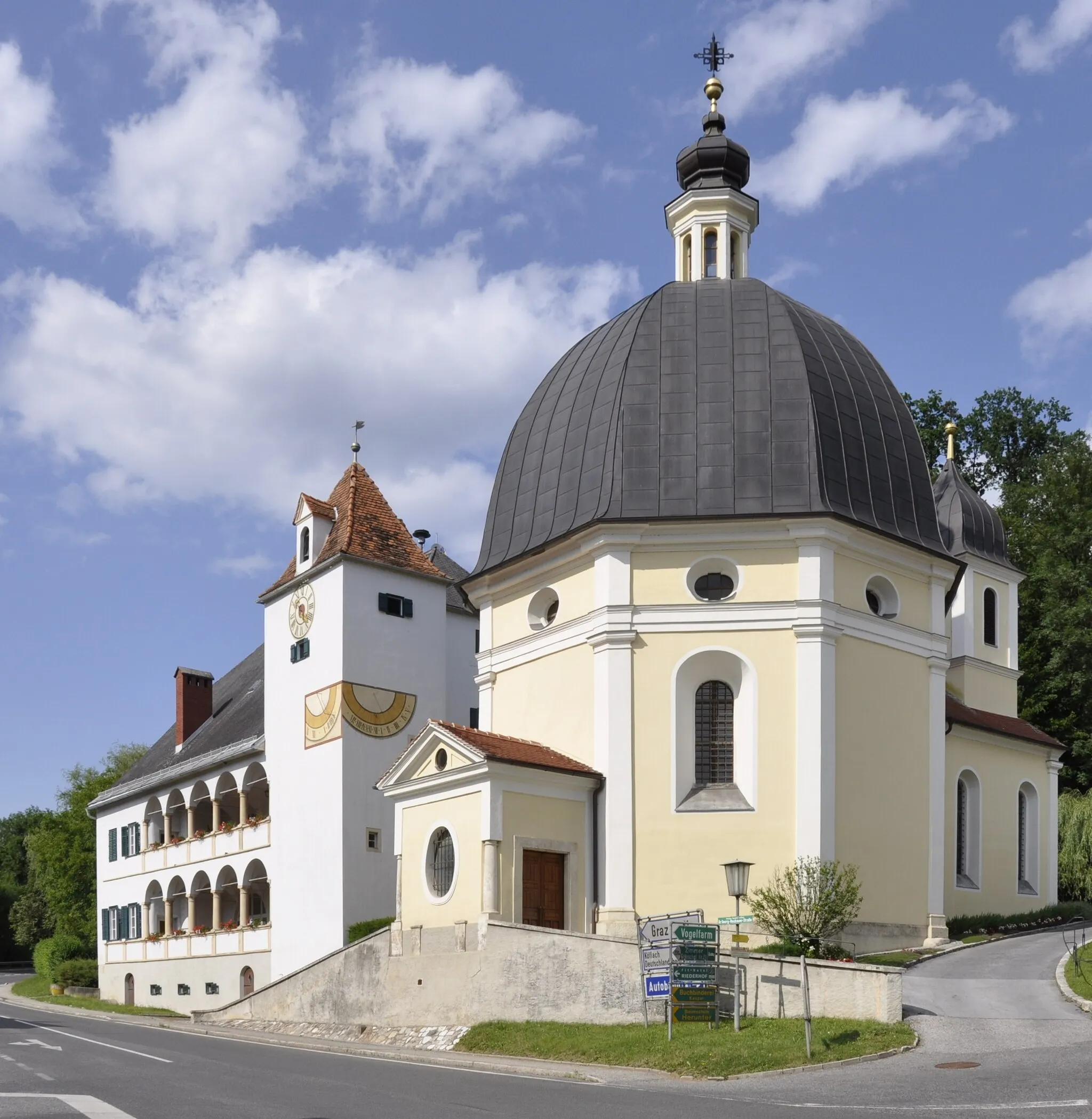Photo showing: Kath. Pfarrkirche Unbefleckte Empfängnis, links dahinter befindet sich der Pfarrhof