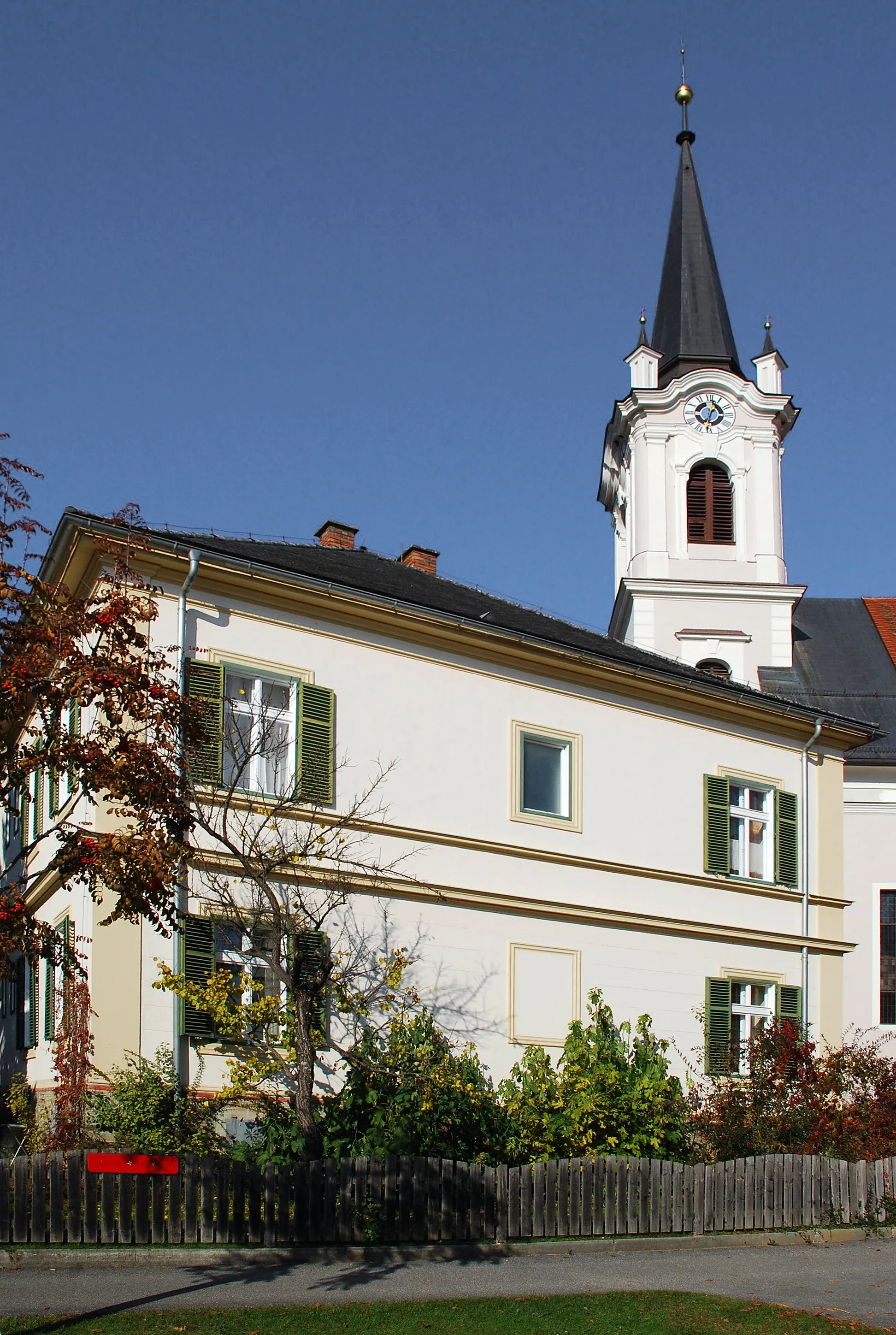 Photo showing: Pfarrkirche und Pfarrhof Bad Gams

This media shows the protected monument with the number 3678 in Austria. (Commons, de, Wikidata)