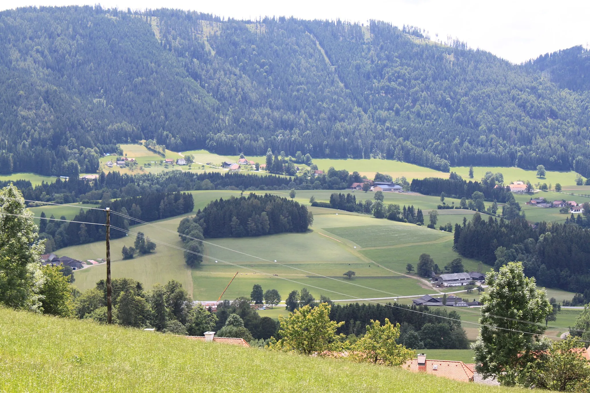 Photo showing: Haufenreith in der Gemeinde Hohenau an der Raab, im Hintergrund der Wolfsattel. Das Foto wurde von Krammersdorf aus gemacht.