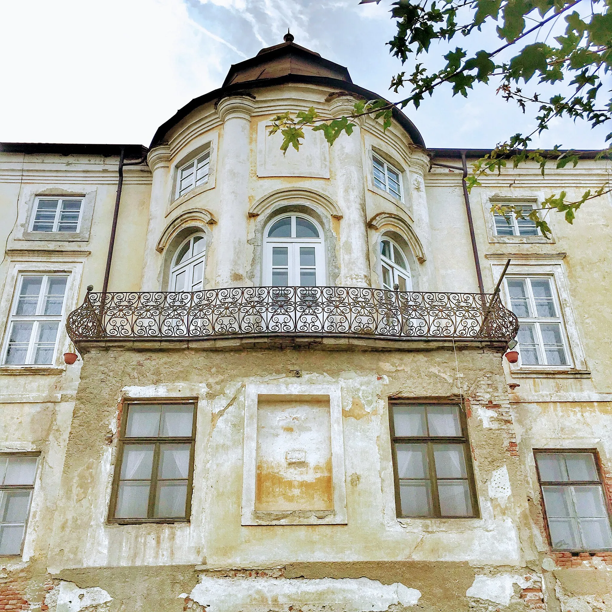 Photo showing: Dvorac, Trg hrvatske kraljice Jelene