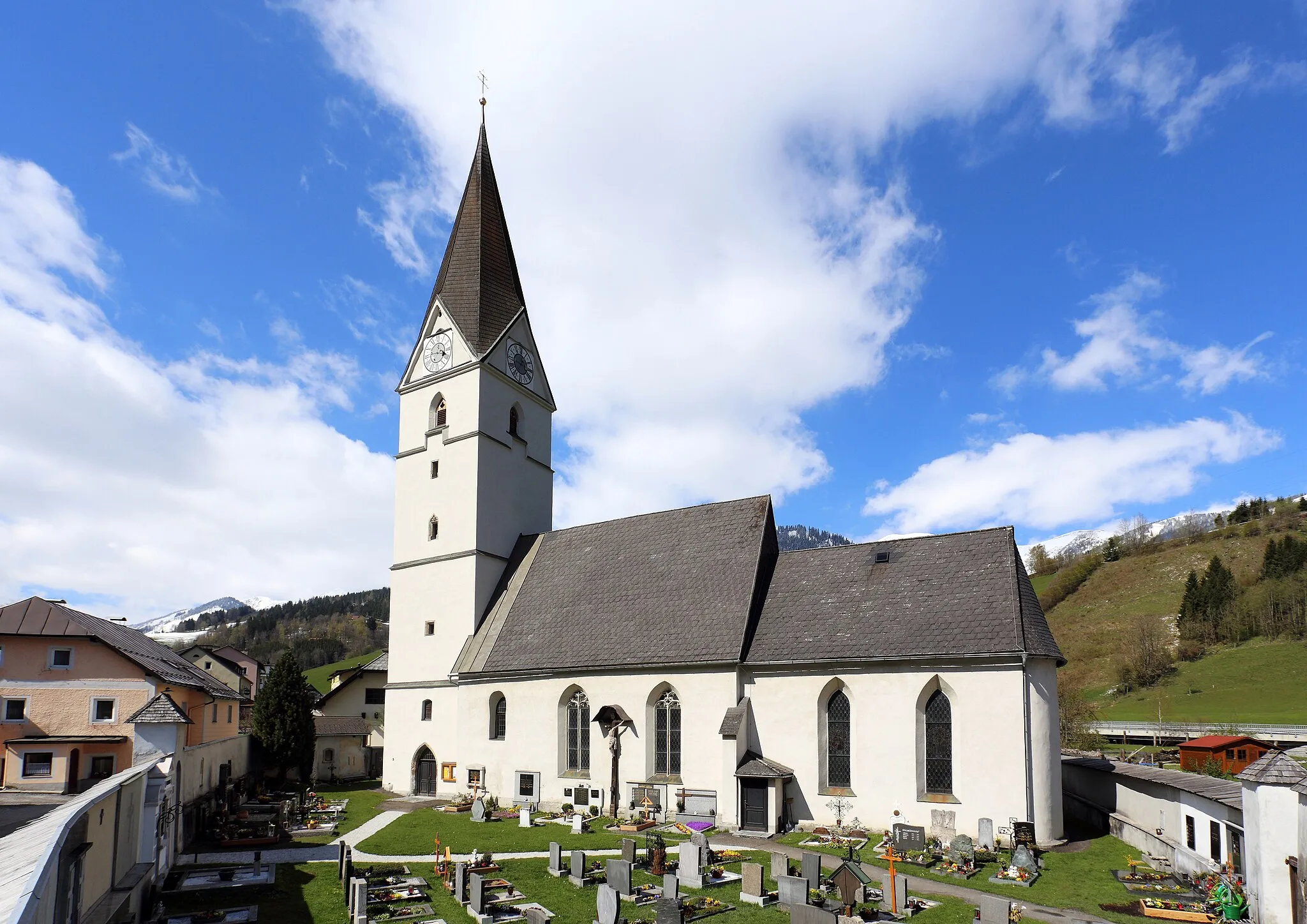 Photo showing: Südansicht der katholischen Pfarrkirche hl. Kunigunde in der steiermärkischen Gemeinde Wald am Schoberpaß. 1450 wurde die 1402 urkundlich erwähnte Kirche umgebaut und in gotischer Form erweitert. Zwischen 1784 bis 1788 wurde der Chor Richtung Osten erweitert und der Sakristeianbau errichtet.