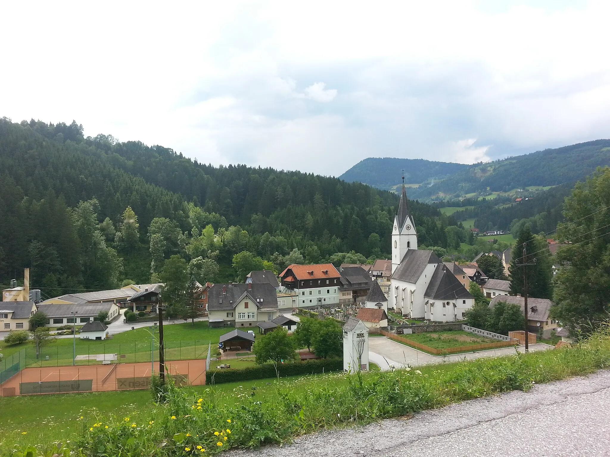 Photo showing: Blick auf das Ortszentrum von Geistthal, Steiermark. Blick von Osten nach Westen von der L315
