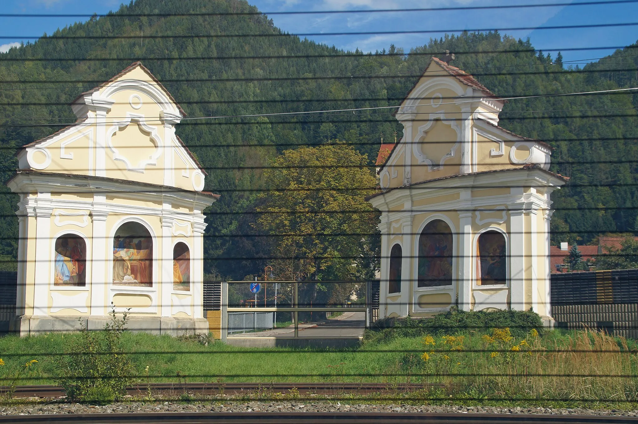 Photo showing: Wegkapellen, sogen. Hofkreuze, hinter der transparenten Lärmschutzwand