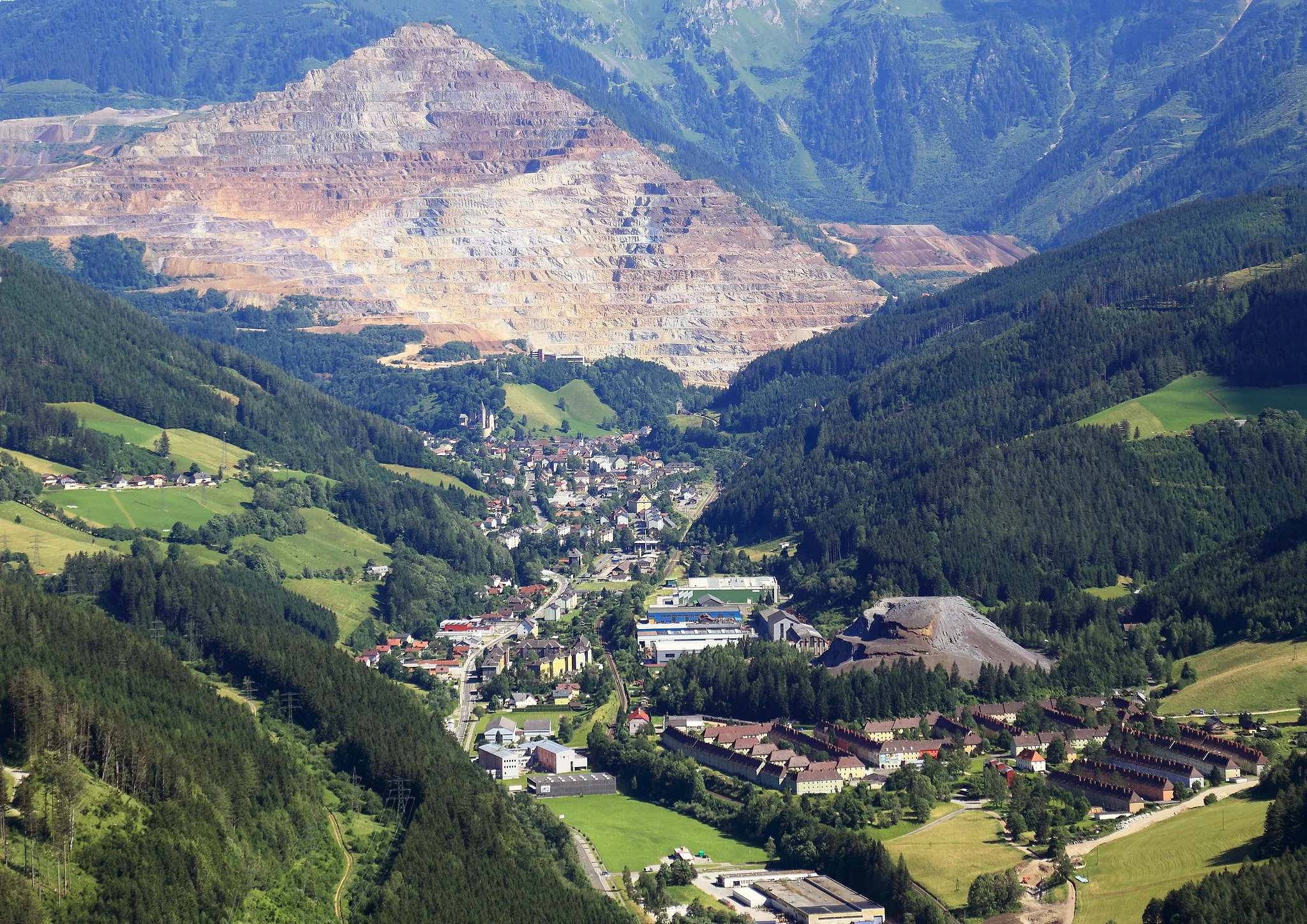 Photo showing: Nordwestansicht der österreichischen Stadt Eisenerz im steirischen Bezirk Leoben mit dem Erzberg im Hintergrund.