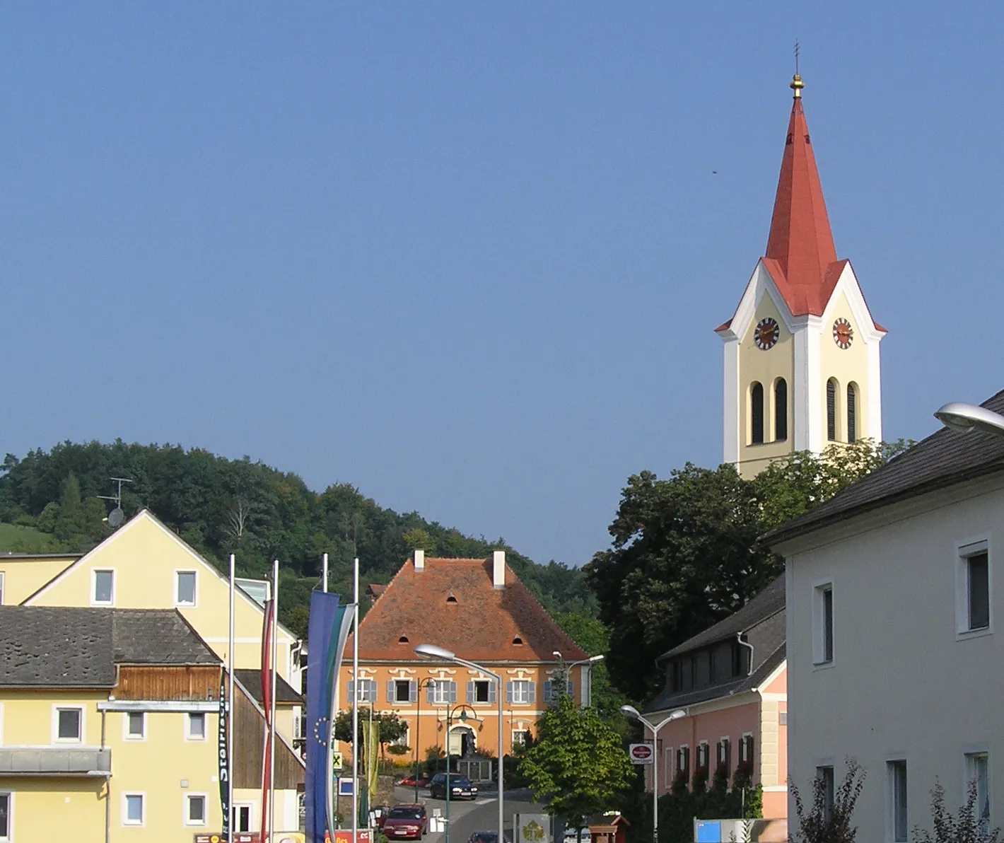 Photo showing: Kath. Pfarrkirche hl. Nikolaus und Friedhof, Pfarrkirche und Pfarrhof