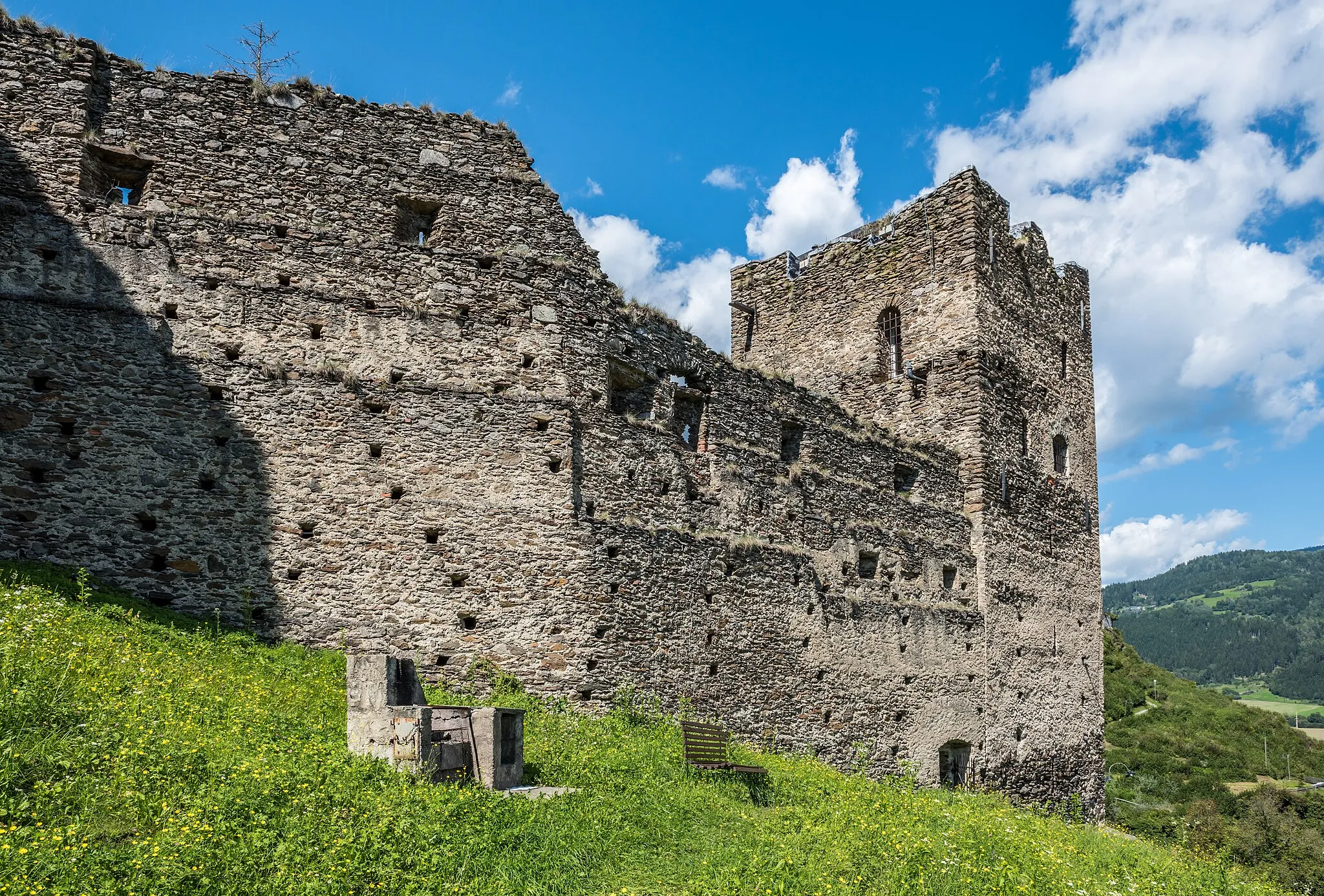 Photo showing: Castle ruin Rotturm, municipality Friesach, district Sankt Veit, Carinthia, Austria, EU