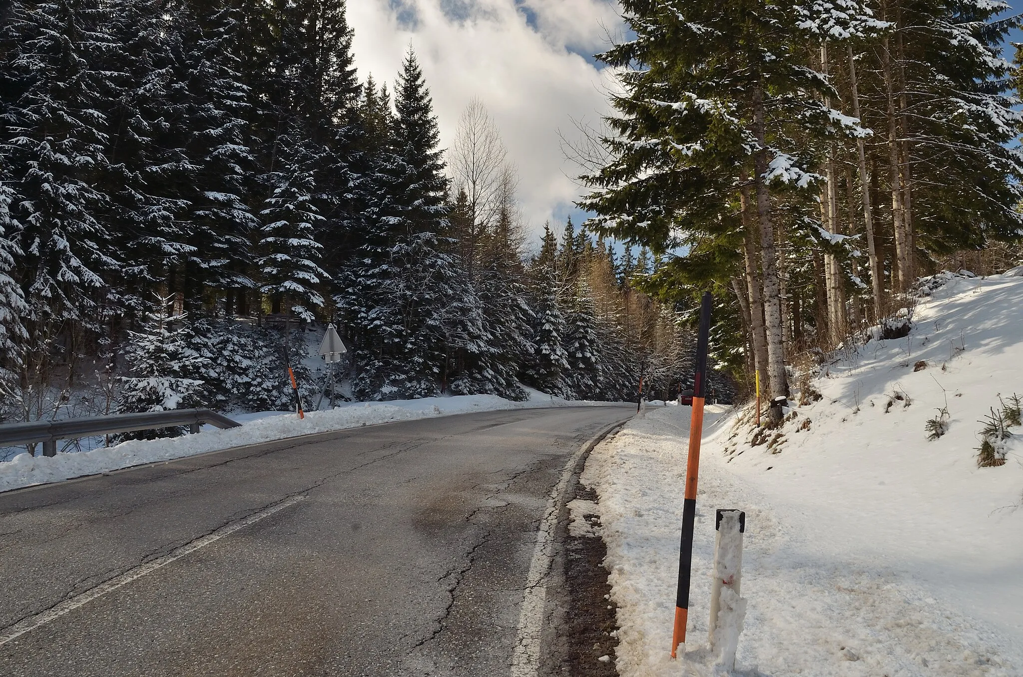 Photo showing: Der Pretalsattel ist ein 1069 m hoher Passübergang zwischen dem Dorf Veitsch im Osten und der Gemeinde Turnau im Westen. Er liegt in der Steiermark. Blick von der Passhöhe nach Westen.