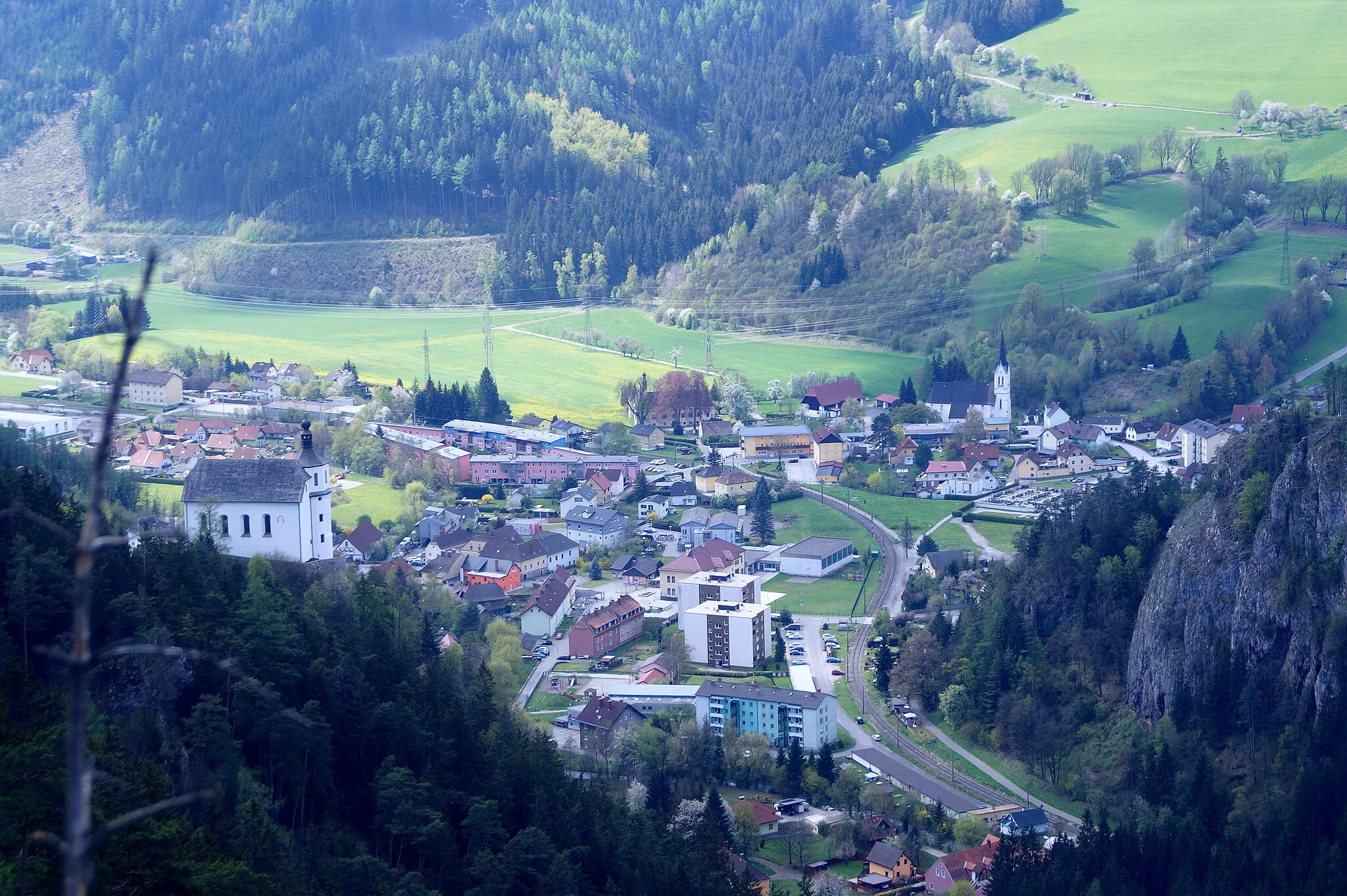 Photo showing: Auf der "Gspitzen Wand", Blick auf die Kath. Filialkirche, Wallfahrtskirche Maria Sieben Schmerzen und de:Sankt Peter-Freienstein