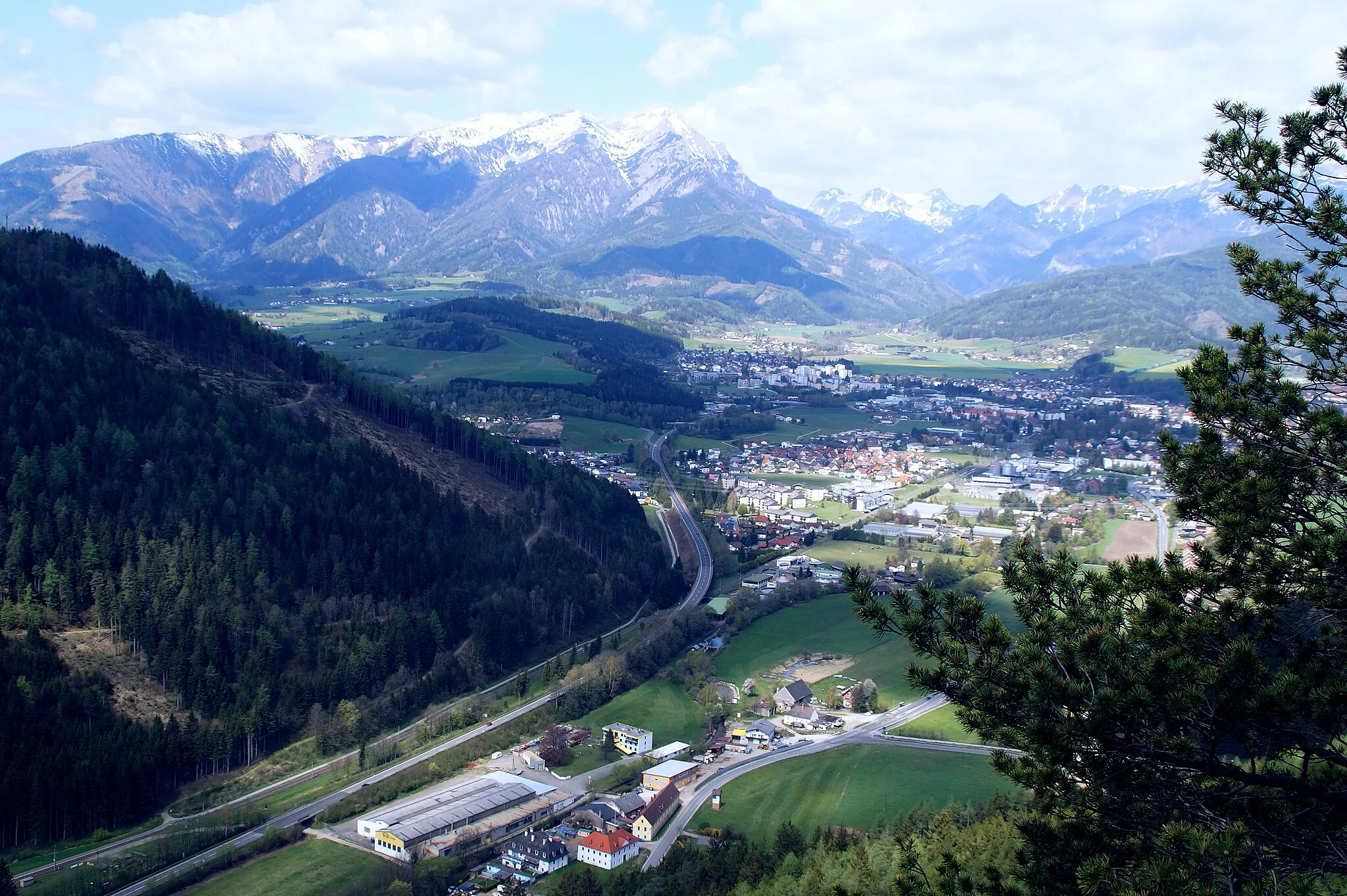 Photo showing: Blick auf de:Trofaiach von der "Gspitzten Wand". Im Hintergrund Reiting, Gößgraben und Wildfeldgruppe