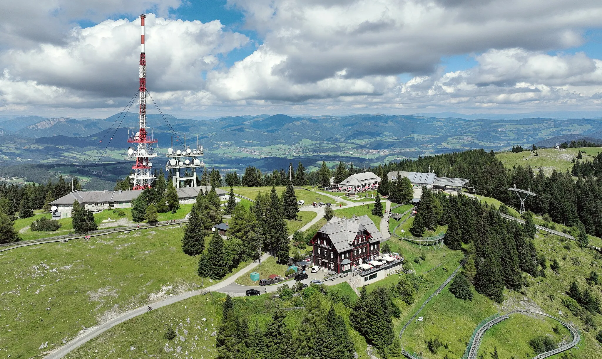 Photo showing: South view of the Schöckl summit area.