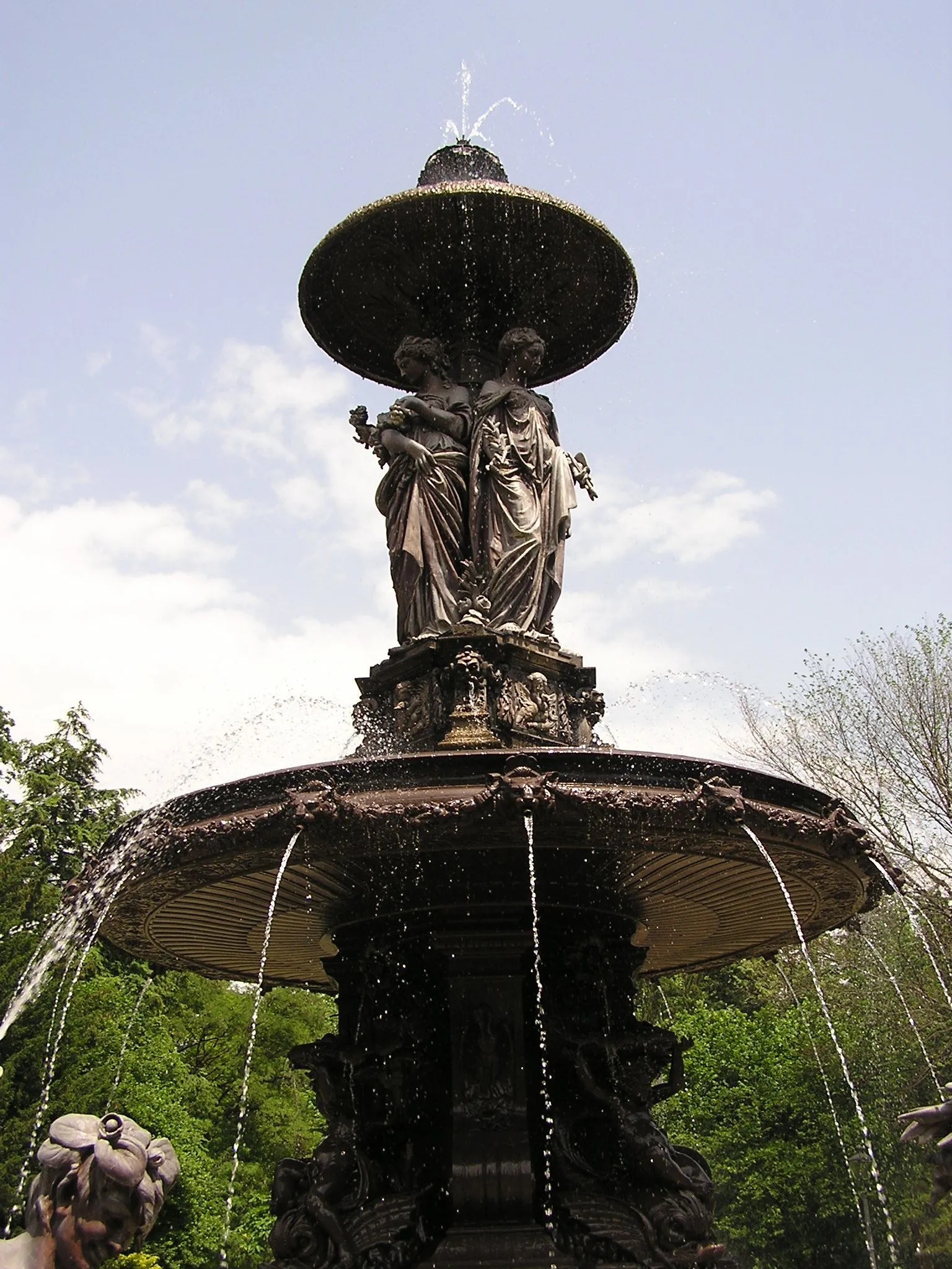 Photo showing: Detail des Springbrunnens (Stadtpark) - Detail of the cast-iron fountain (Stadtpark)