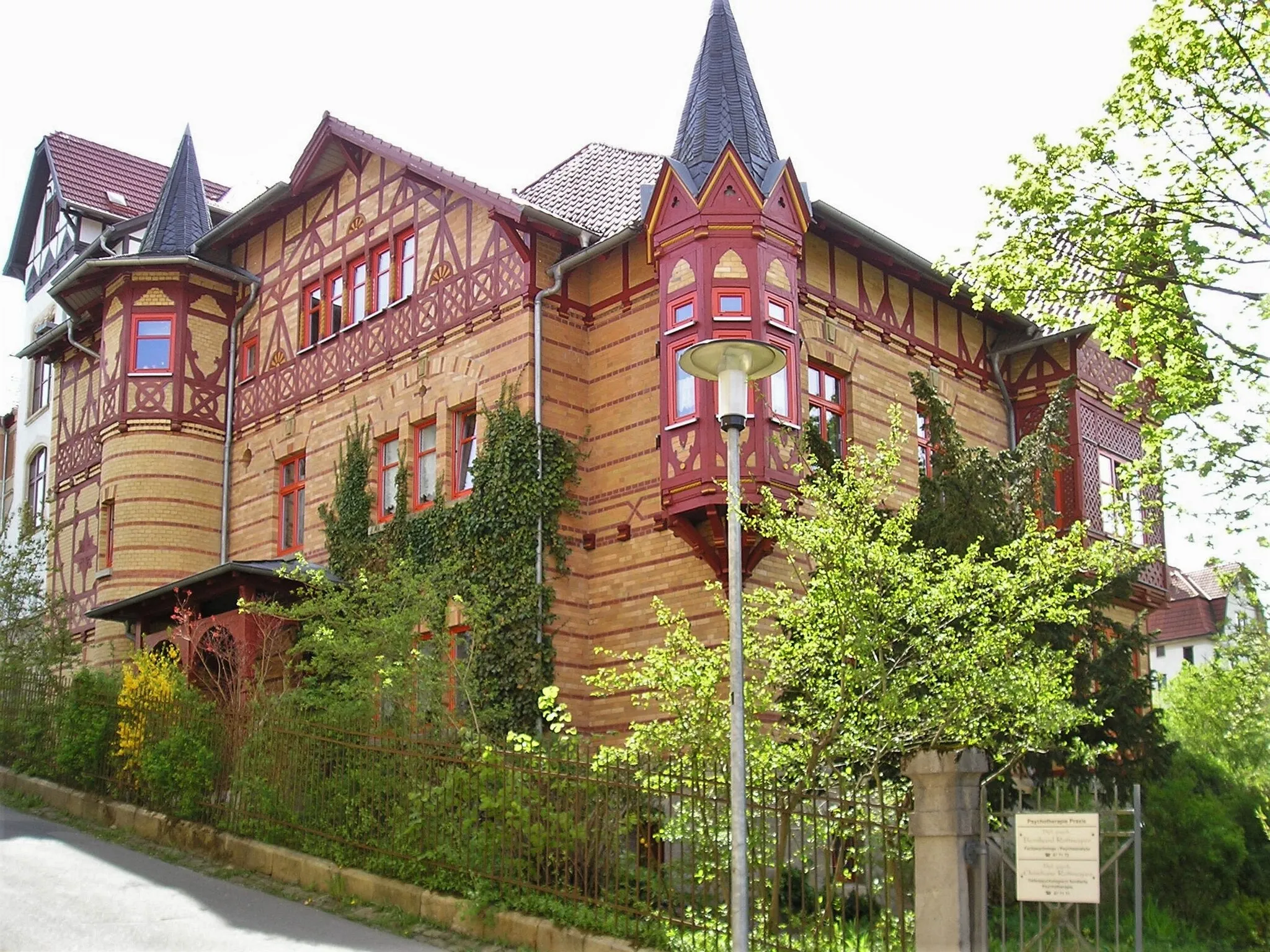 Photo showing: Denkmalgeschützte Villa in Meiningen. Erbaut nach Plänen von Eduard Fritze