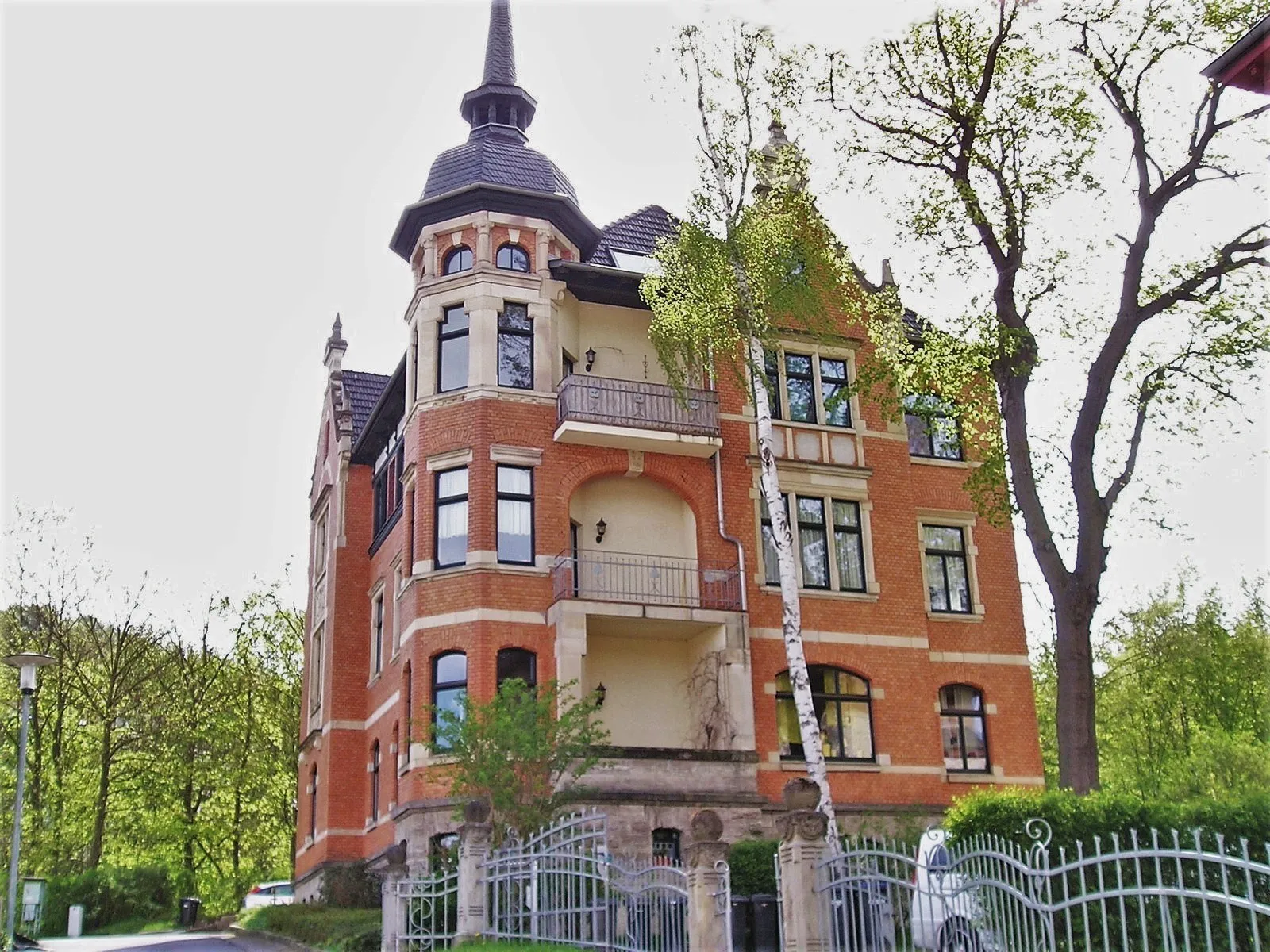 Photo showing: Verklinkerte Stadtvilla mit Eckturm, erbaut um 1900