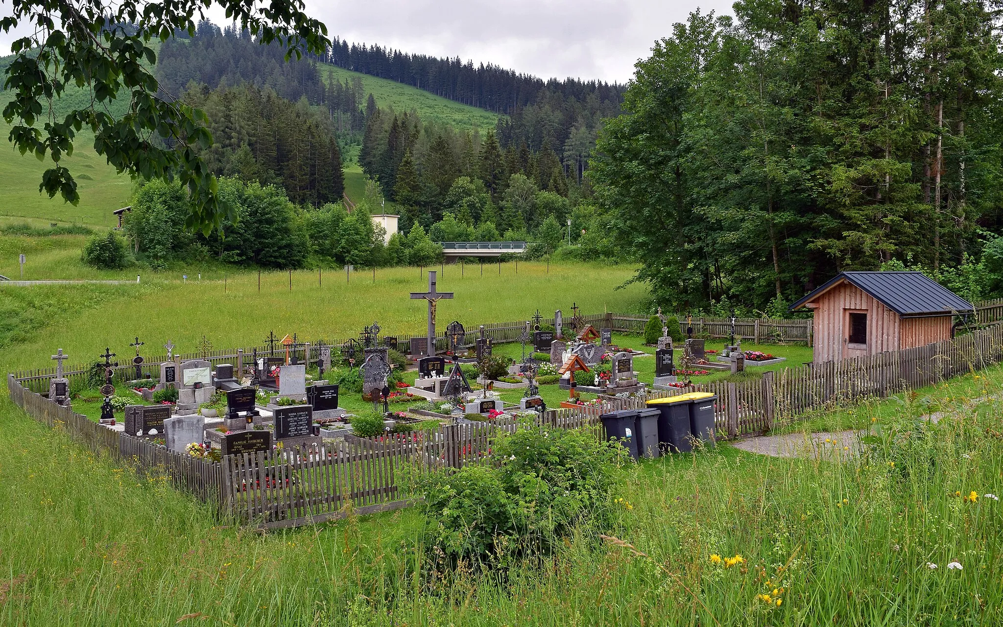 Photo showing: Der Friedhof befindet sich neben der kath. Pfarrkirche hl. Josef in Josefsberg, Gemeinde Mitterbach am Erlaufsee.