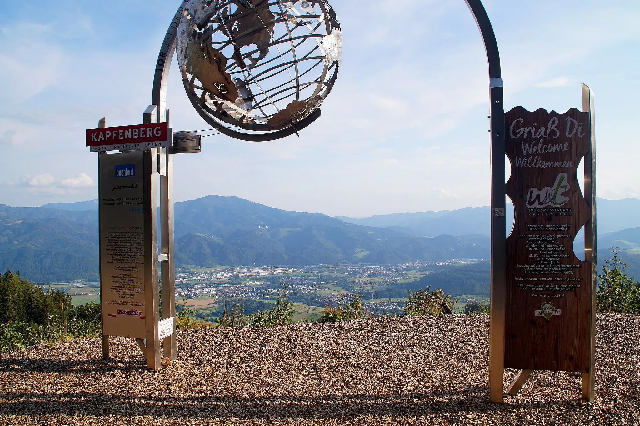 Photo showing: Pogusch, am Bründlweg. Das "Tor zum Weltmarktfüherer". Blick aud Kapfenberg. Kapfenberg, Steiermark, Österreich