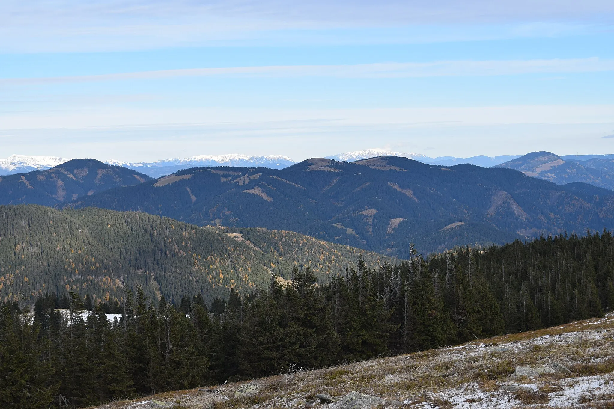 Photo showing: Blick von der Fensteralm nach Norden auf v.l.n.r. Roßeck und Hochalm, rechts dahinter das Rennfeld.