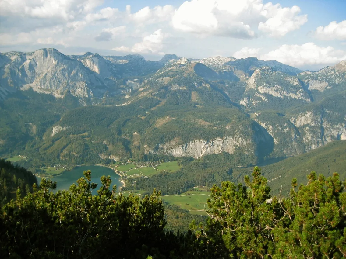 Photo showing: Blick vom Türkenkogel nach Gößl am Grundlsee und auf das Tote Gebirge. Links im Bild der Reichenstein. Zwischen Gößl und dem Toplitzsee die Gößlerwand