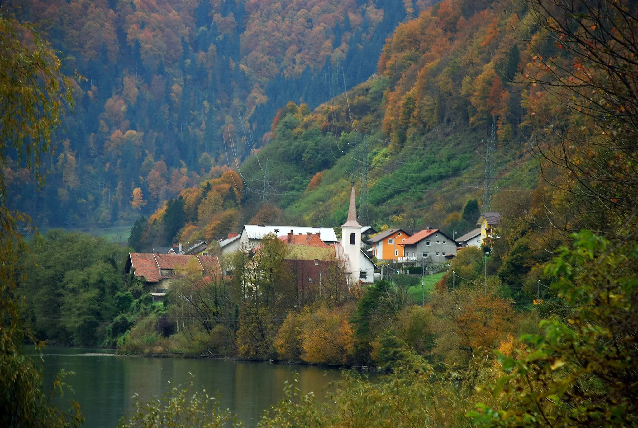 Photo showing: Ožbalt (St. Oswald im Drauwald, St. Oswald an der Drau) Slowenien, gesehen vom Ufer der Drau, östlich des Ortes