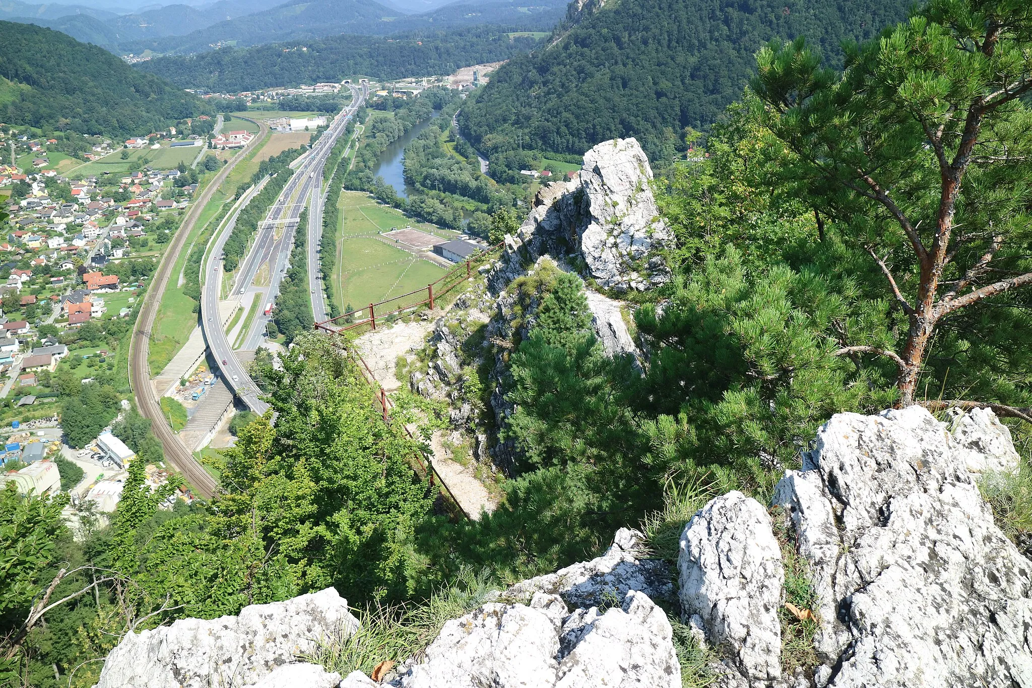 Photo showing: Blick vom Jungfernsprung bei Gösting nach Norden ins Murtal, Graz