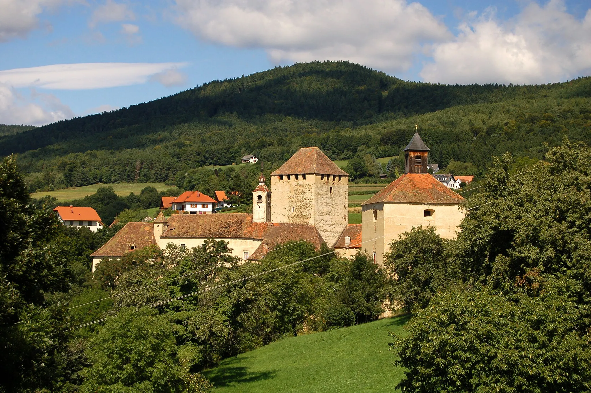 Photo showing: Burg Neuberg, Löffelbach near Hartberg, Styria. In the background the Wullmenstein 867m.