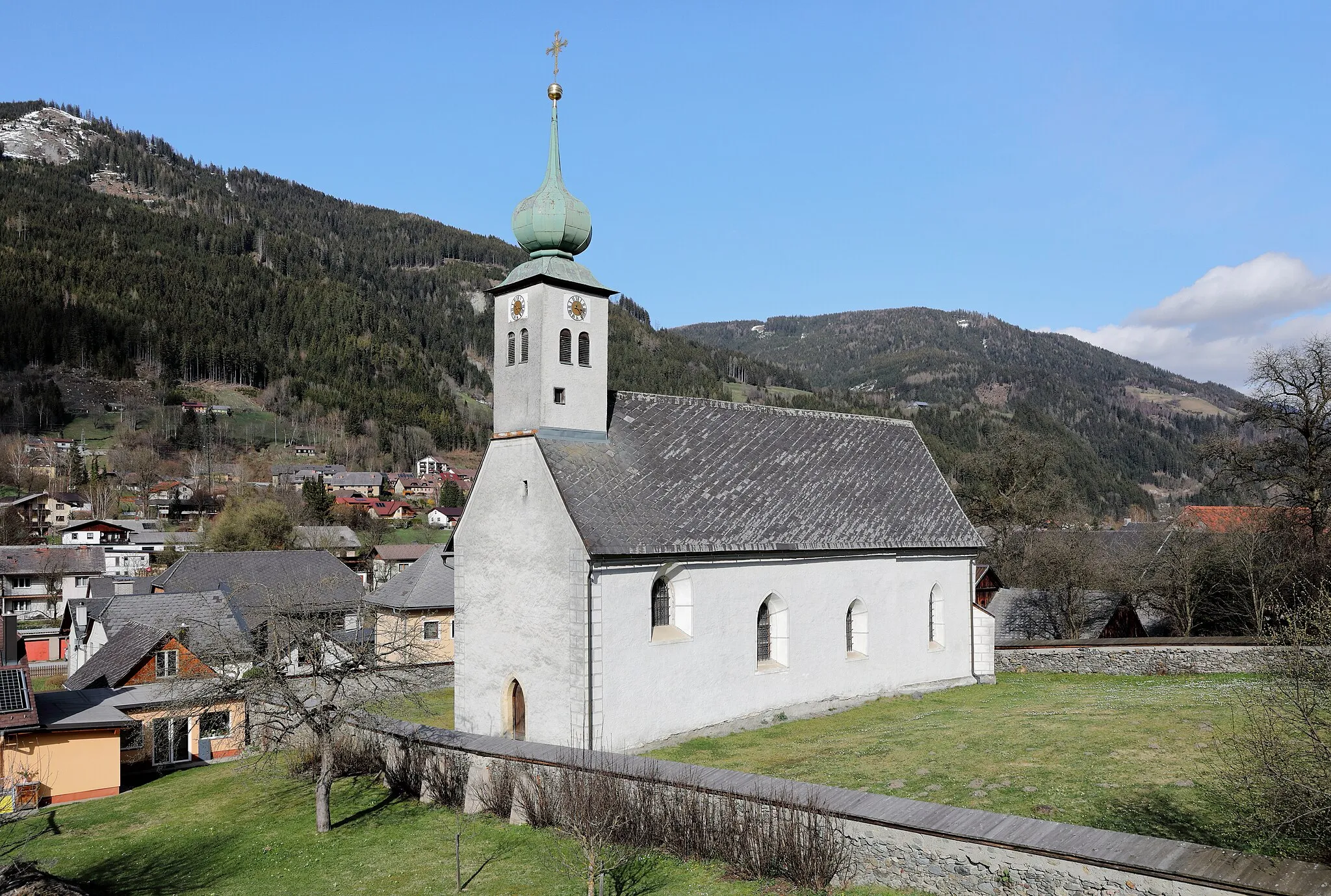 Photo showing: Westsüdwestansicht der röm.-kath. Filialkirche hl. Georg in der steirischen Stadtgemeinde Rottenmann. Ursprünglich 1042 als erste Rottenmanner Pfarrkirche im romanischen Stil errichtet. Nach mehrmaliger Zerstörung immer wieder aufgebaut bzw. instand gesetzt.