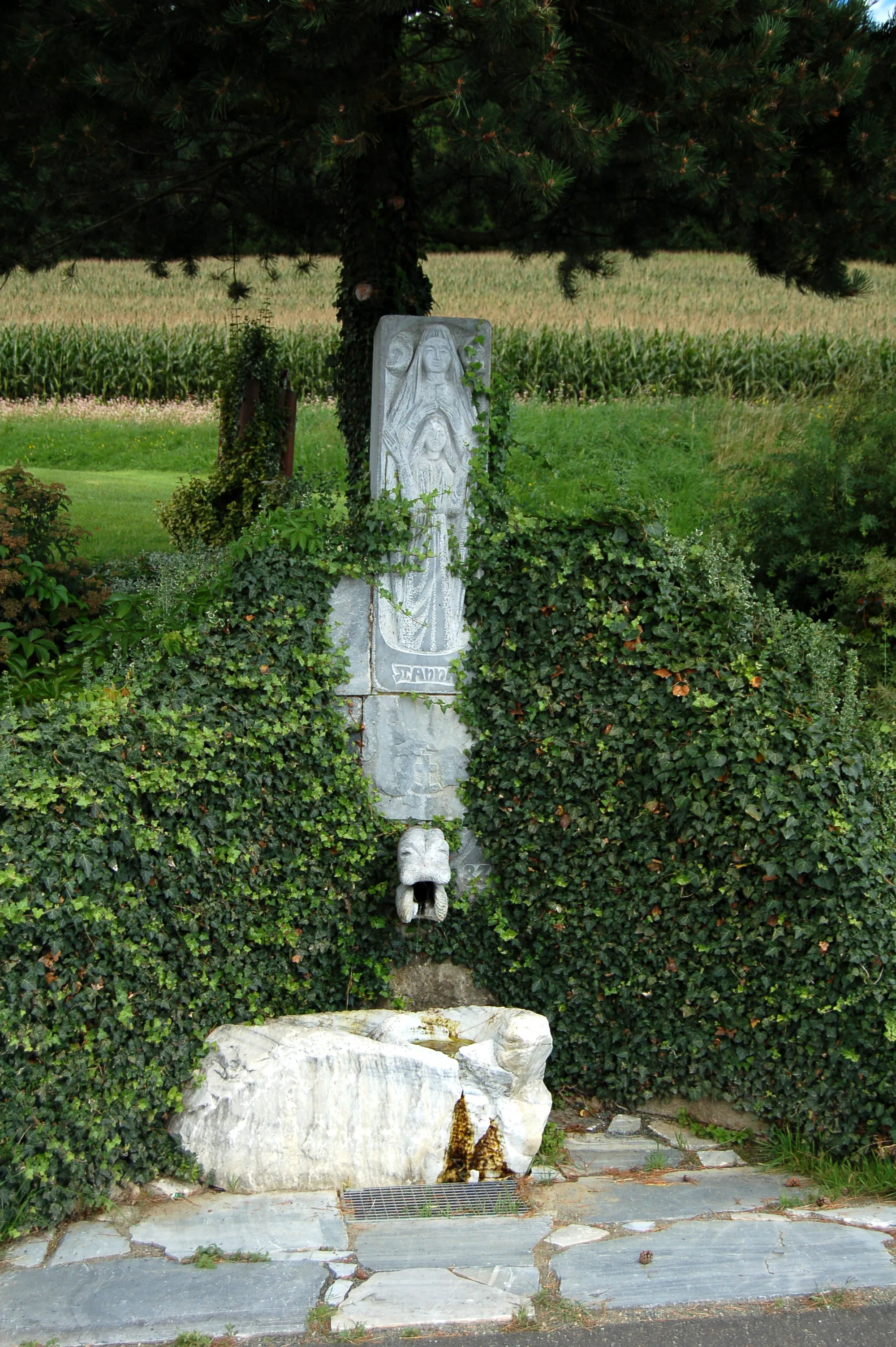 Photo showing: Annabründl, a well near to the pilgrimage church St. Anna, on the slopes of Masenbergs in the village Flattendorf, municipality Hartberg Umgebung, Styria, Austria.