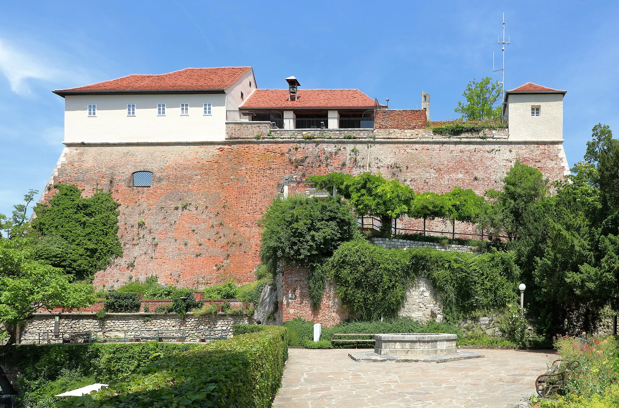 Photo showing: The Stable or Cannon Bastion on the Graz Schlossberg, Austria.