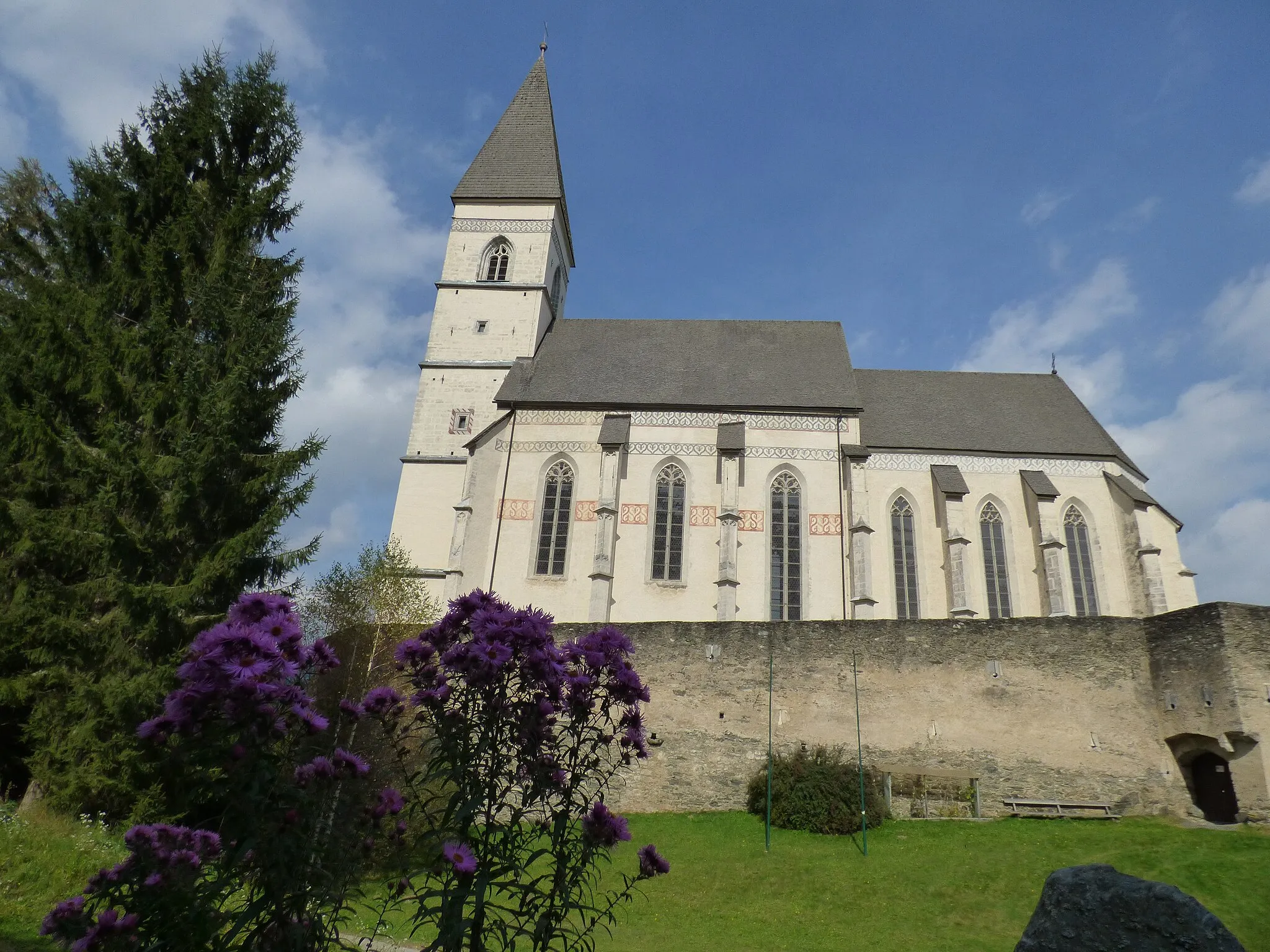 Photo showing: Wallfahrtskirche St. Wolfgang ob Grades von Süden; umgeben von gotischer Wehrmauer