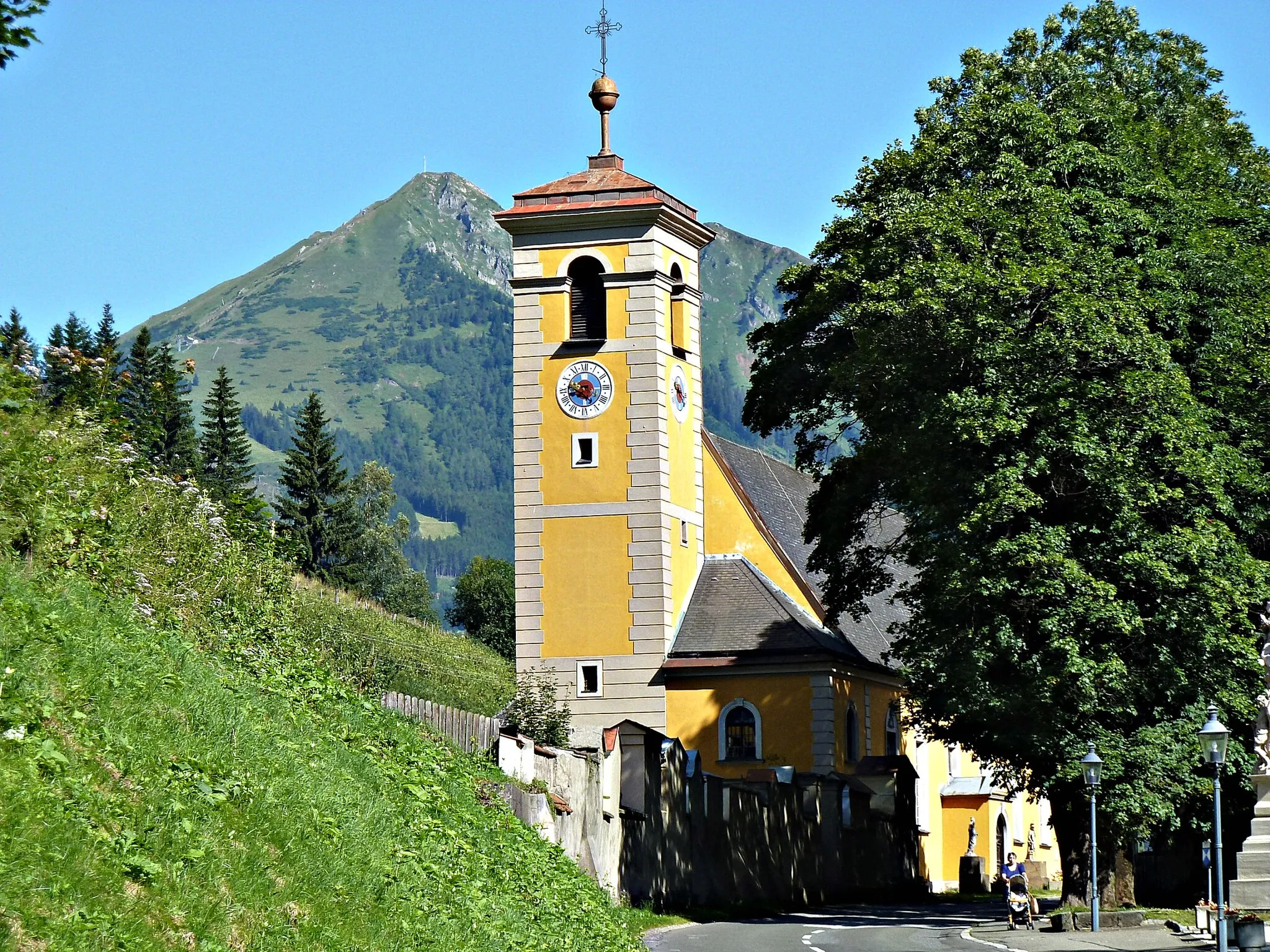 Photo showing: Kath.Pfarrkirche Mariä Himmelfahrt Vordernberg, im Hintergrund der Polster