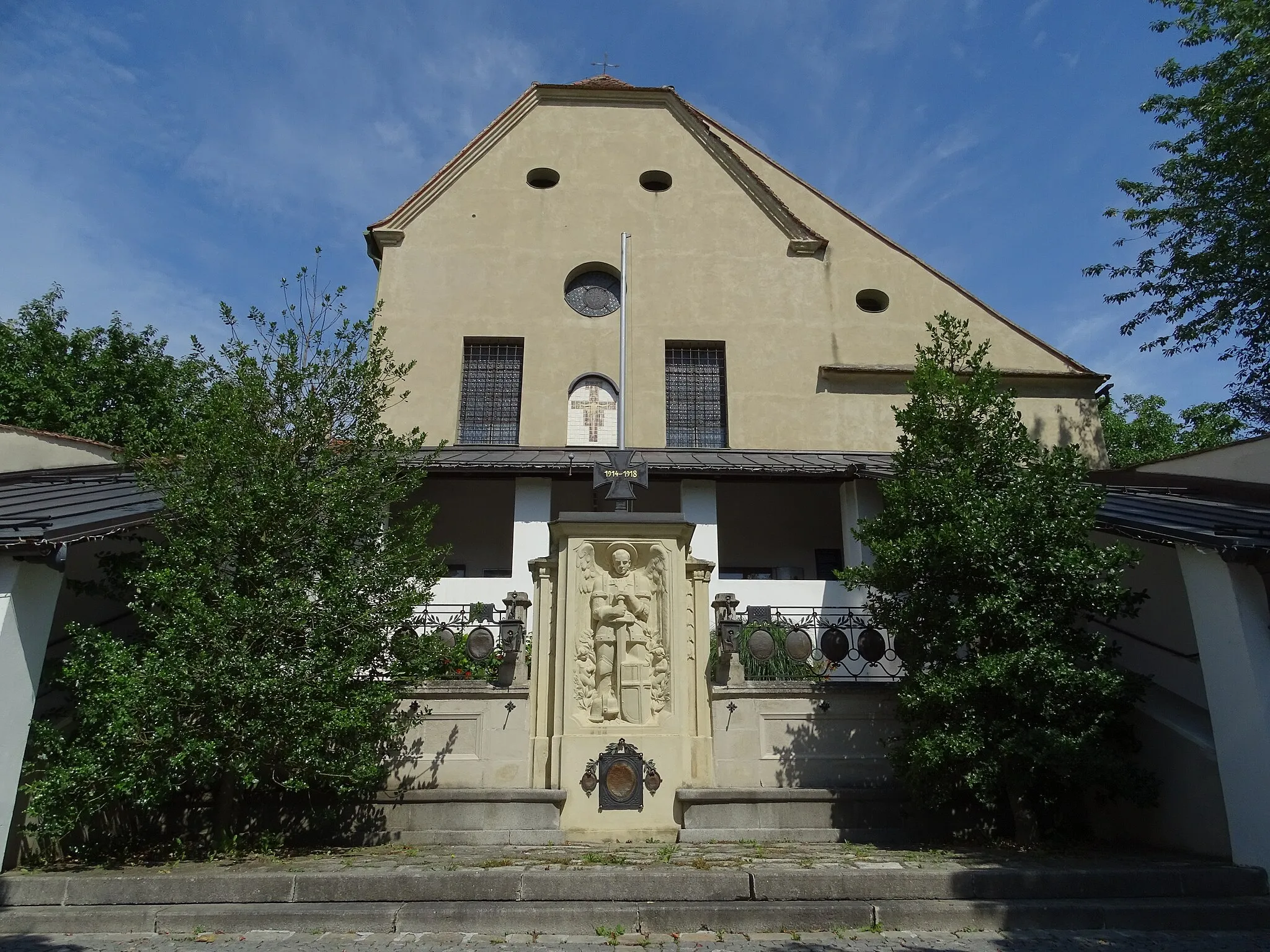 Photo showing: Aussenansicht des Kapuzinerklosters in Hartberg vom Kernstockplatz aus. Davor befindet sich das Kriegerdenkmal