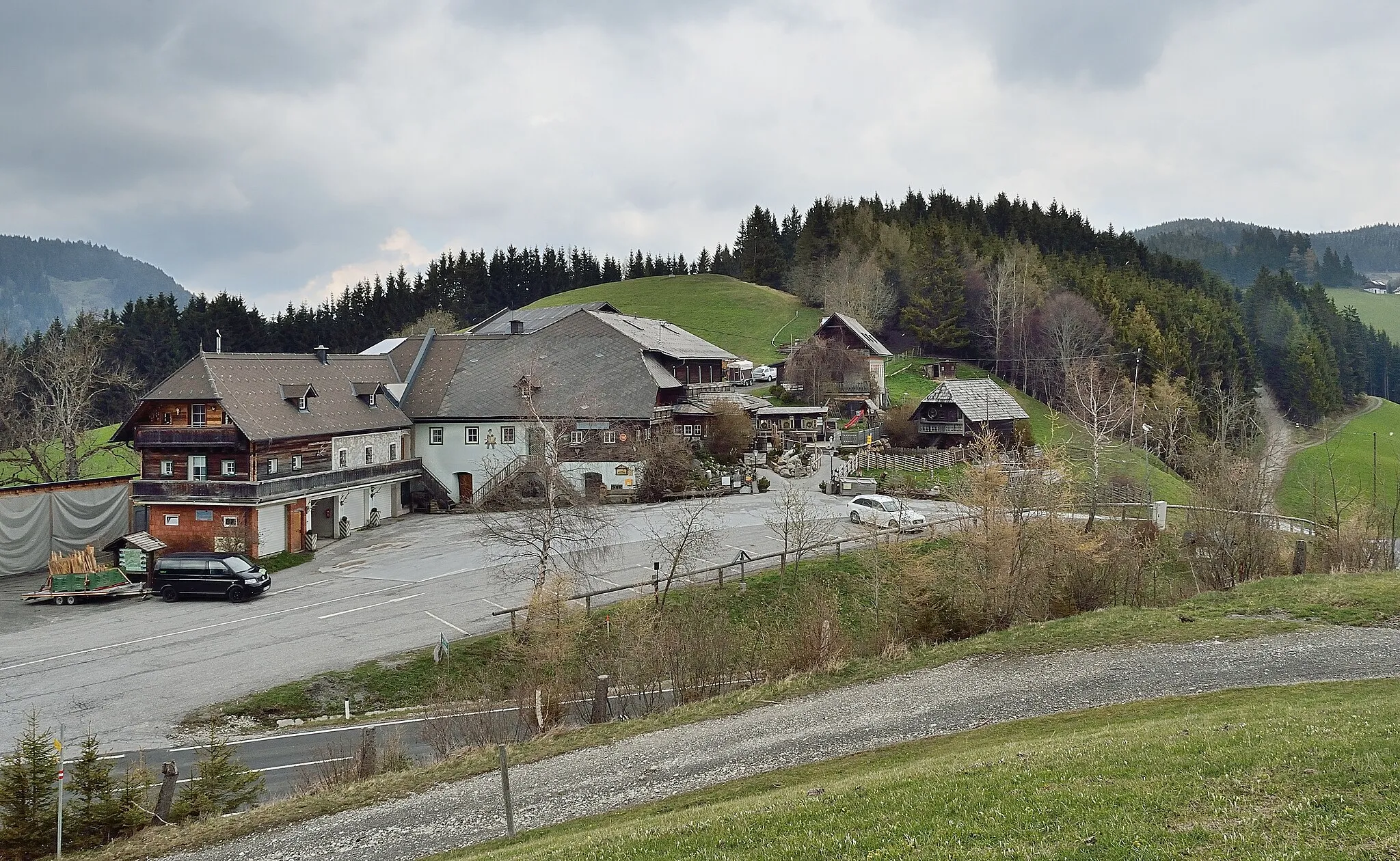 Photo showing: Das Straßegg ist ein 1170 m hoher Passübergang der L104 zwischen Gasen und St. Erhard in der Steiermark. Auf der Passhöhe befindet sich der Strasseggwirt.