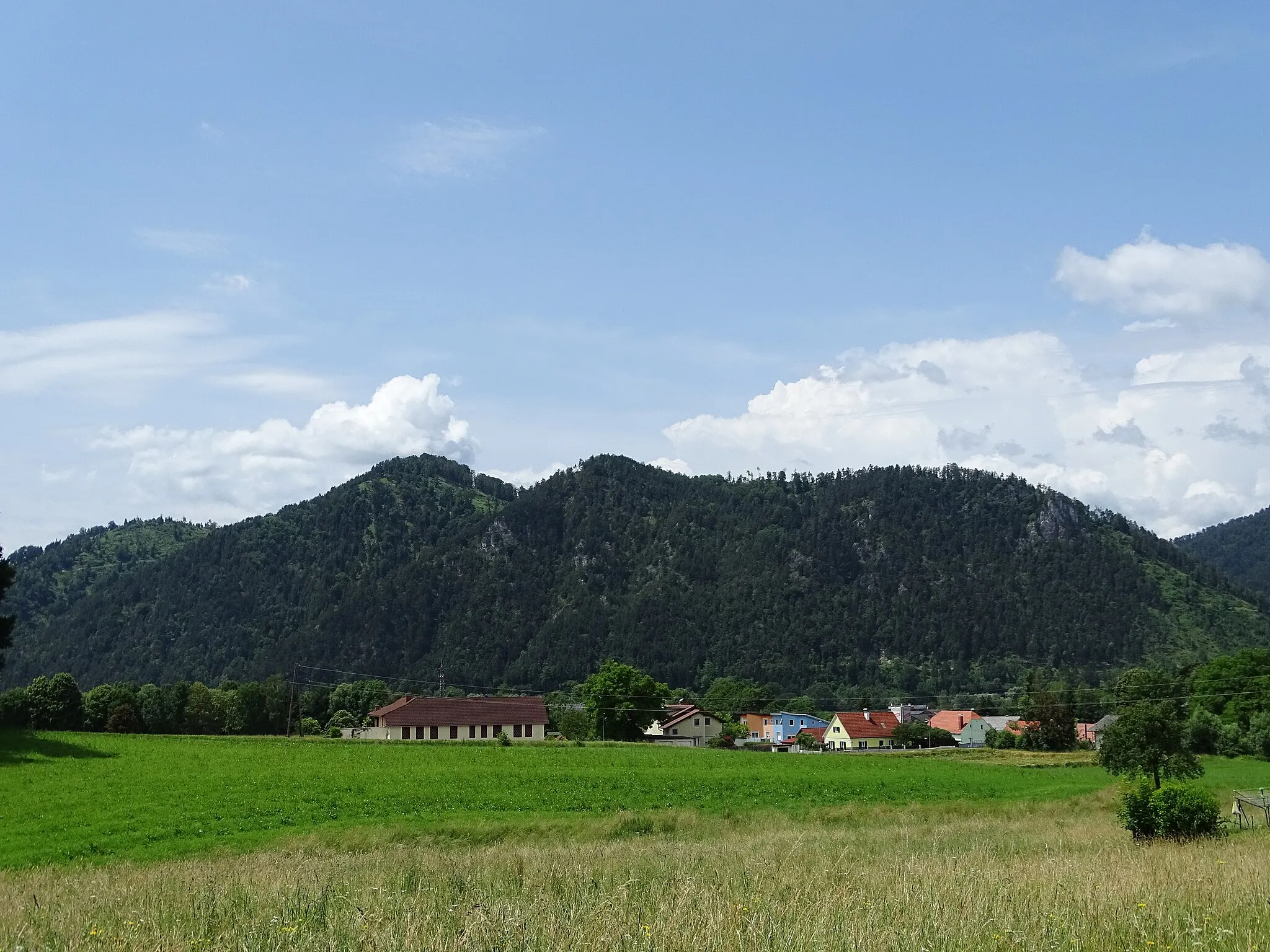 Photo showing: Blick von Friesach auf den Pfaffenkogel