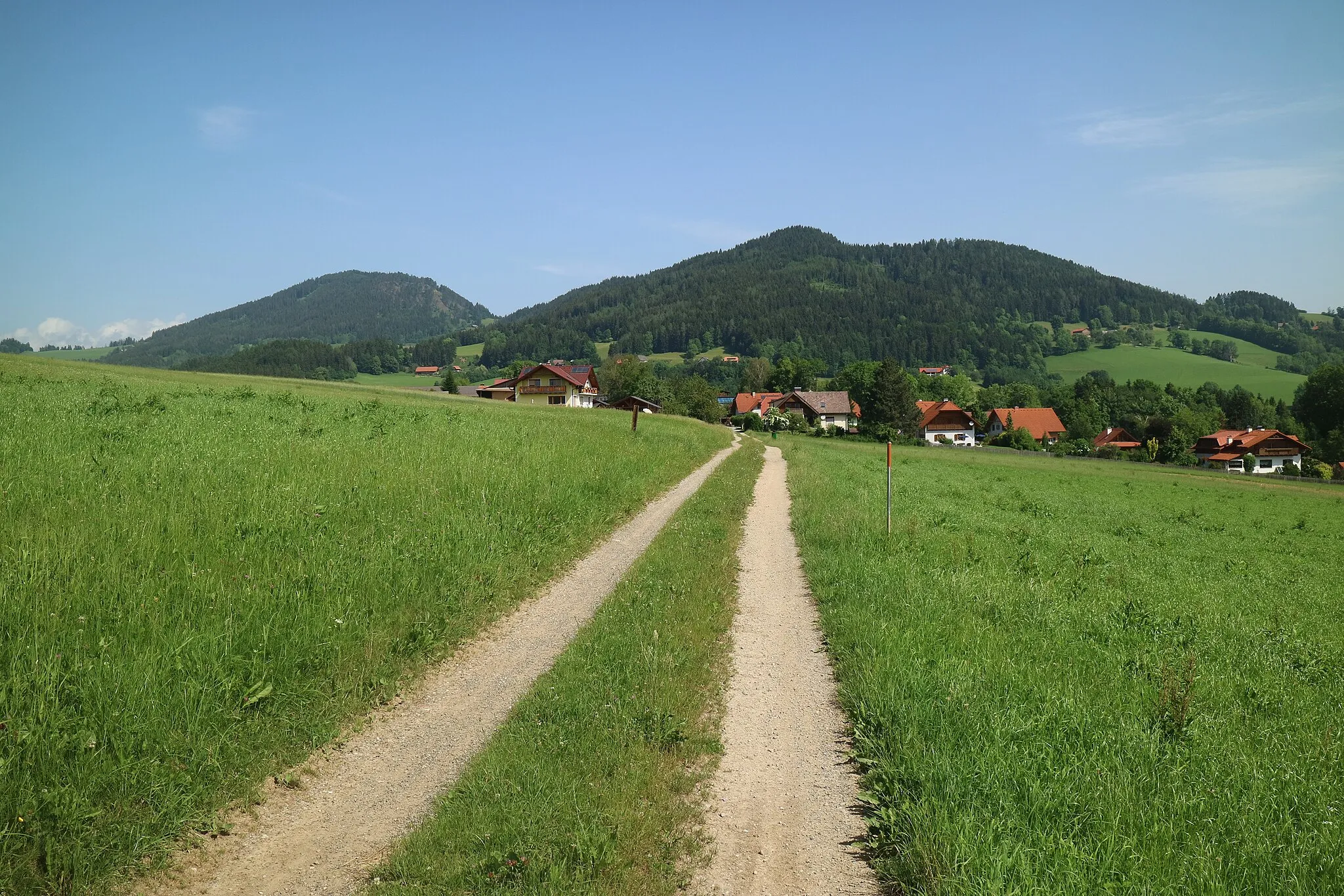 Photo showing: Hochtrötsch (links) und Fragnerberg von Südosten, Marktgemeinde Semriach (Steiermark)