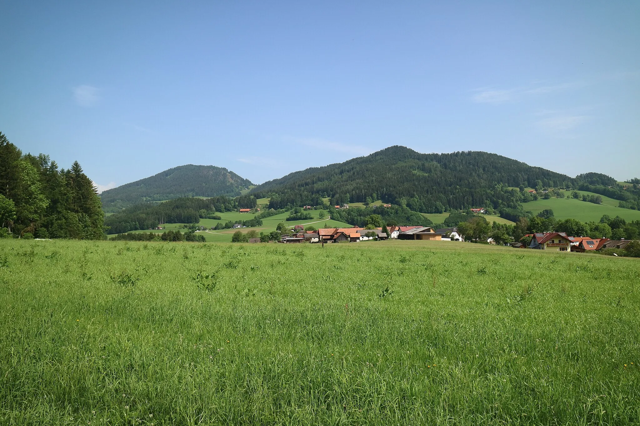 Photo showing: Hochtrötsch (links) und Fragnerberg von Südosten, Marktgemeinde Semriach (Steiermark)